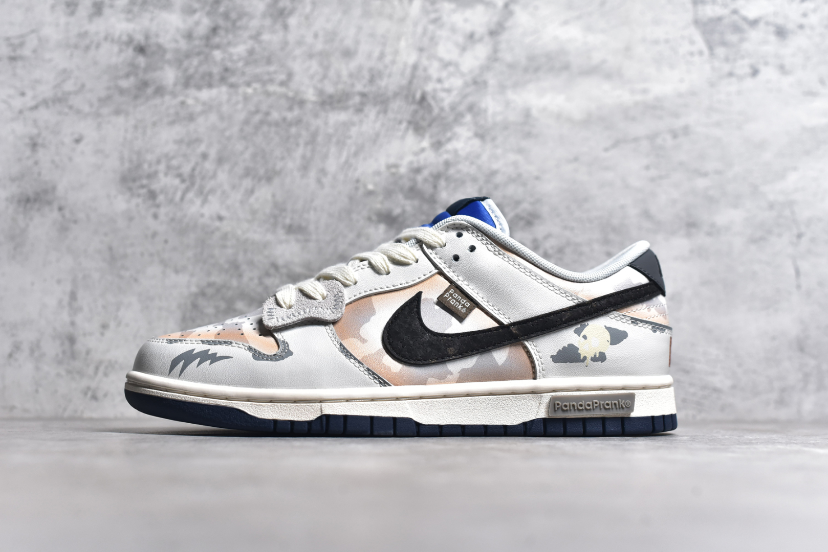 #NK Dunk Low 拓荒骑士 无人区 FQ8826-100 定制系列天花板 无原鞋不开发 全系列得物原鞋一比一校对开发 配色持续更新中 终端对接 优势输出 全套原厂楦头原纸板数据档案倾力打造 原汁原味莞产 极致还原 圈内最强针车工艺 高端零售指定版 广东原厂配套原盒原标 鞋盒分三个尺码段 原厂冲刀 超高清洁度 全鞋零毛边皮料切割 采用原厂百宏鞋带以及原厂百宏织唛舌标 内标可供原厂几率过验 进口原装条纹中底布 四线拉帮白色点胶 原厂拉帮手法遵循公司 原厂电绣 极致还原 尺码：36 36.5 37.5 38 38.5 39 40 40.5 41 42 42.5 43 44 44.5 45 46-选品中心
