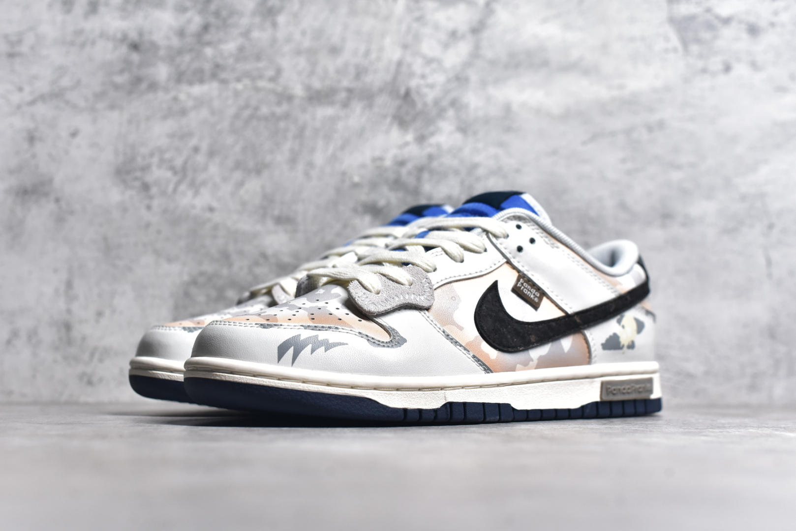 图片[2]-#NK Dunk Low 拓荒骑士 无人区 FQ8826-100 定制系列天花板 无原鞋不开发 全系列得物原鞋一比一校对开发 配色持续更新中 终端对接 优势输出 全套原厂楦头原纸板数据档案倾力打造 原汁原味莞产 极致还原 圈内最强针车工艺 高端零售指定版 广东原厂配套原盒原标 鞋盒分三个尺码段 原厂冲刀 超高清洁度 全鞋零毛边皮料切割 采用原厂百宏鞋带以及原厂百宏织唛舌标 内标可供原厂几率过验 进口原装条纹中底布 四线拉帮白色点胶 原厂拉帮手法遵循公司 原厂电绣 极致还原 尺码：36 36.5 37.5 38 38.5 39 40 40.5 41 42 42.5 43 44 44.5 45 46-选品中心