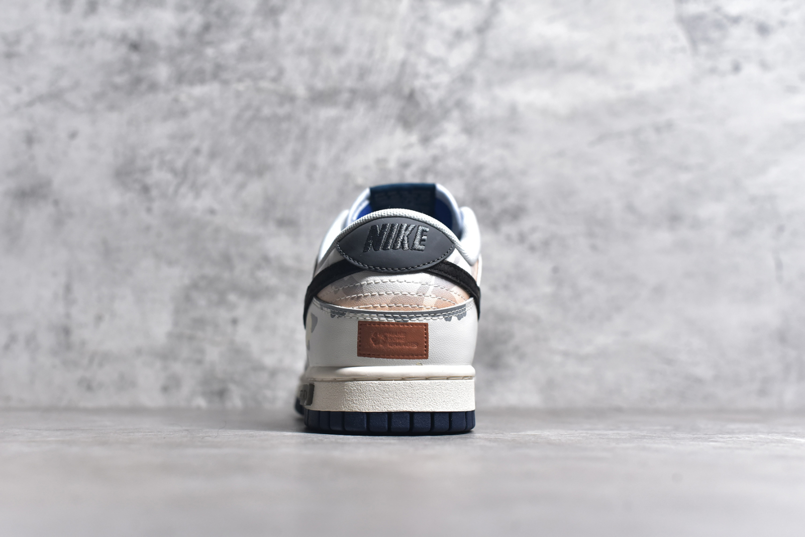 图片[5]-#NK Dunk Low 拓荒骑士 无人区 FQ8826-100 定制系列天花板 无原鞋不开发 全系列得物原鞋一比一校对开发 配色持续更新中 终端对接 优势输出 全套原厂楦头原纸板数据档案倾力打造 原汁原味莞产 极致还原 圈内最强针车工艺 高端零售指定版 广东原厂配套原盒原标 鞋盒分三个尺码段 原厂冲刀 超高清洁度 全鞋零毛边皮料切割 采用原厂百宏鞋带以及原厂百宏织唛舌标 内标可供原厂几率过验 进口原装条纹中底布 四线拉帮白色点胶 原厂拉帮手法遵循公司 原厂电绣 极致还原 尺码：36 36.5 37.5 38 38.5 39 40 40.5 41 42 42.5 43 44 44.5 45 46-选品中心