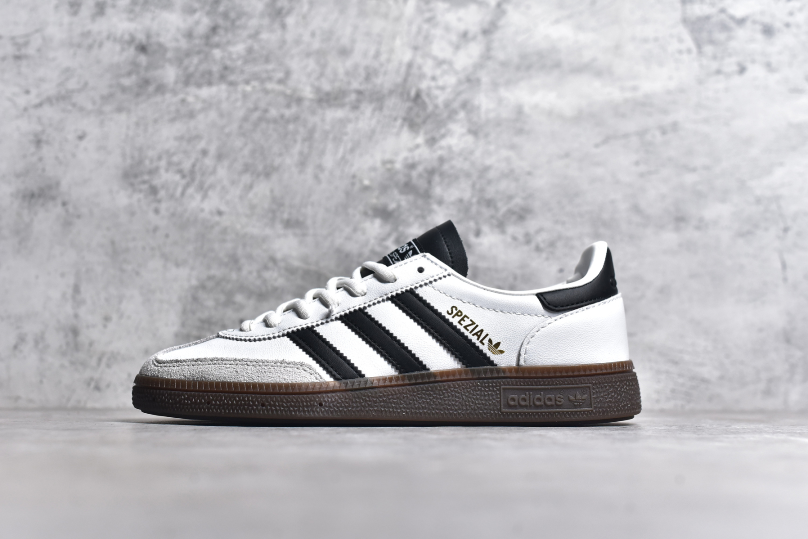 #AD Originals Handball Spezial 白色 低帮休闲板鞋 货号：IE3403 全新高端零售平台专供品质出货 全鞋身采用头层牛皮 包括鞋舌也是头层皮 私模大底 非市面公底 尺码：36 36.5 37 38 38.5 39 40 40.5 41 42 42.5 43 44 44.5 45-选品中心