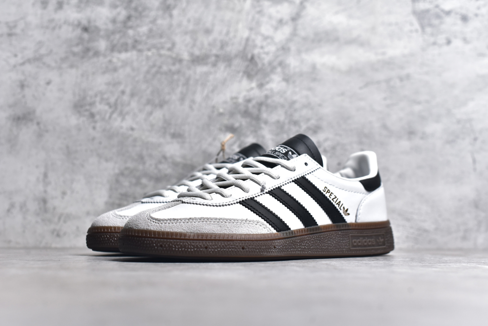 图片[2]-#AD Originals Handball Spezial 白色 低帮休闲板鞋 货号：IE3403 全新高端零售平台专供品质出货 全鞋身采用头层牛皮 包括鞋舌也是头层皮 私模大底 非市面公底 尺码：36 36.5 37 38 38.5 39 40 40.5 41 42 42.5 43 44 44.5 45-选品中心