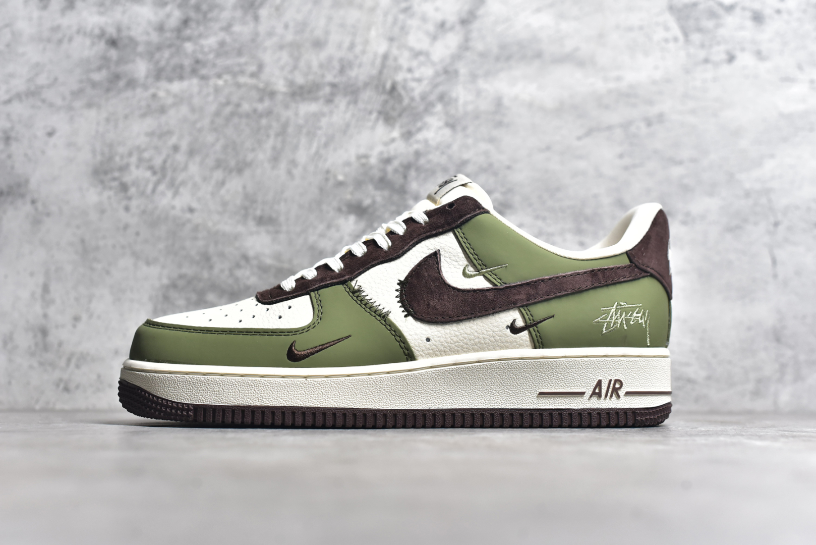 #NK Air Force 1\’07 Low 斯图西联名-绿棕 空军一号 低帮休闲板鞋 KK1988-038 #原楦头原纸板 原装鞋盒 定制五金配件 内置全掌气垫 原厂鞋底 尺码：36 36.5 37.5 38 38.5 39 40 40.5 41 42 42.5 43 44 44.5 45-选品中心