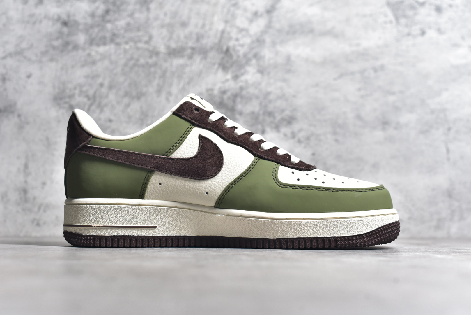 图片[3]-#NK Air Force 1\’07 Low 斯图西联名-绿棕 空军一号 低帮休闲板鞋 KK1988-038 #原楦头原纸板 原装鞋盒 定制五金配件 内置全掌气垫 原厂鞋底 尺码：36 36.5 37.5 38 38.5 39 40 40.5 41 42 42.5 43 44 44.5 45-选品中心