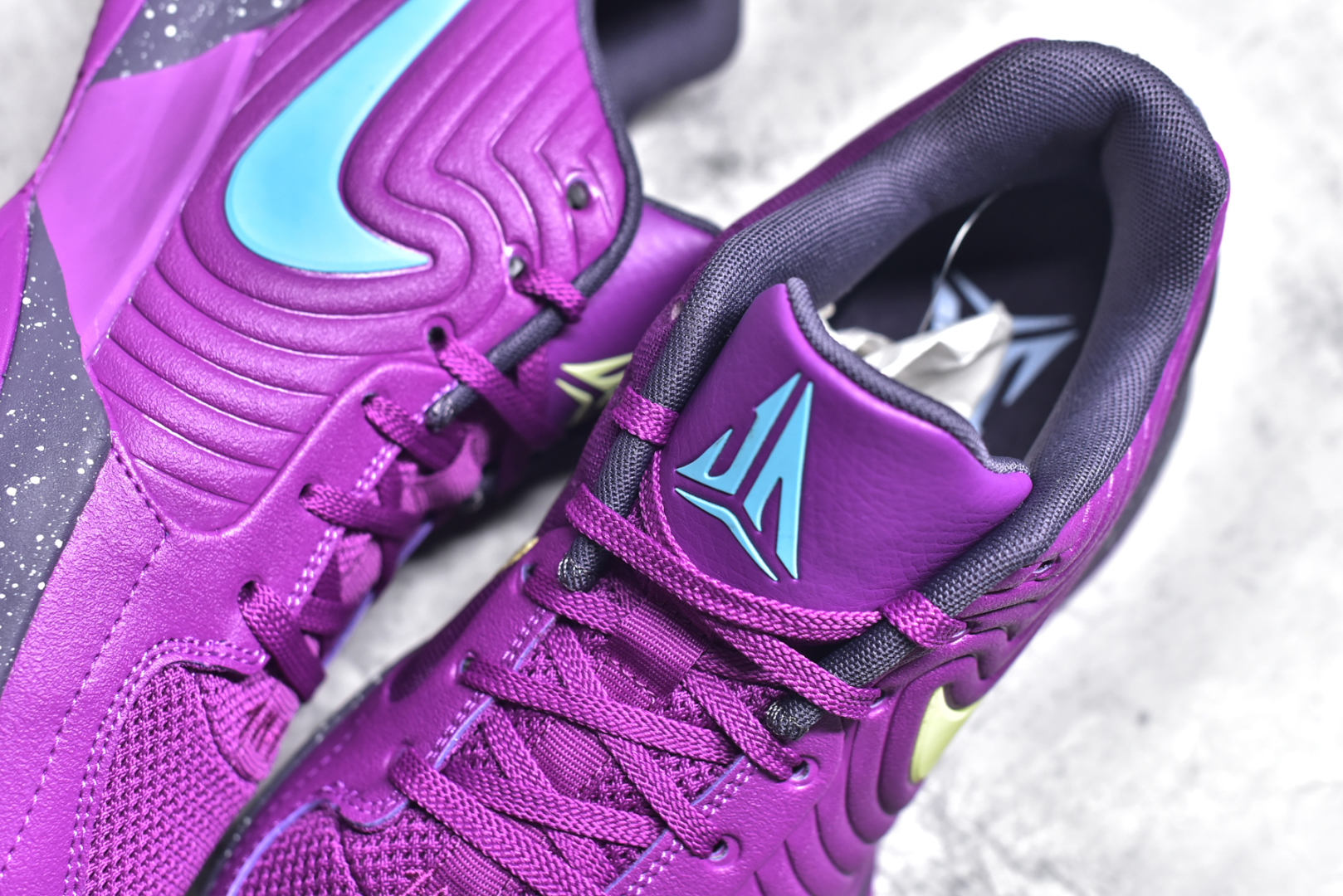 图片[9]-#NK Ja 2 \”Stargazer\” 莫兰特二代 实战篮球鞋 #前掌 Air Zoom 气垫提供出色的回弹，中足模压面板则增强足部锁定和反馈，鞋底的牵引纹理设计灵感来自于莫兰特小时候在后院训练时使用的半挂车轮胎。 #鞋侧支撑设计旨在提供保护与稳定性，瀑布式设计的鞋领内衬与脚踝衬垫为各种运动提供额外的舒适度。高透气网眼鞋面设计则显著提升透气性。 货号：FD7327-500 尺码：39 40 40.5 41 42 42.5 43 44 44.5 45 46-选品中心