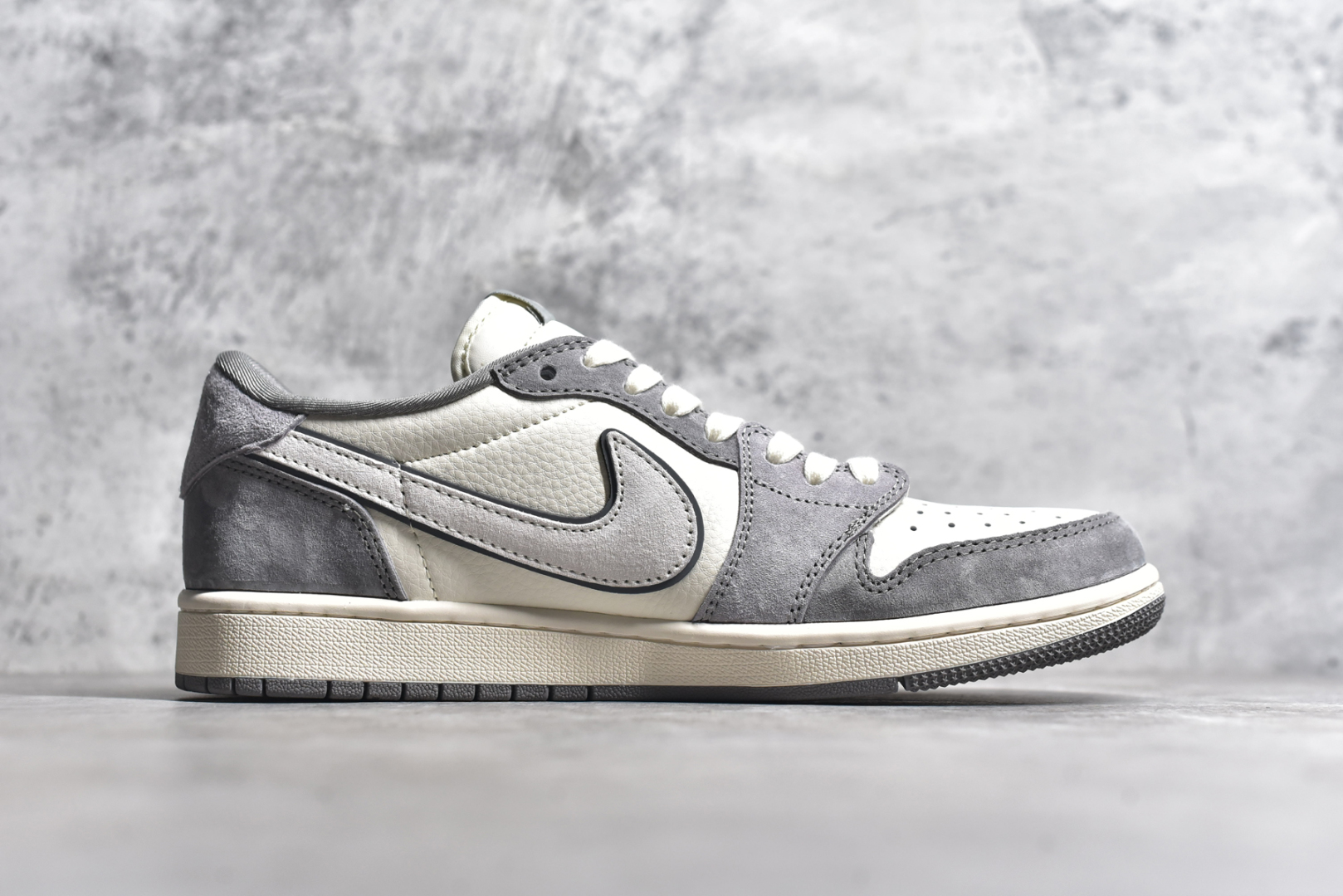 图片[3]-#Travis Scott x Fragment Design x Air Jordan 1 Low OG SP AJ1 古驰联名-米灰涂鸦 低帮文化休闲板鞋 DM9288-001 #多方联名合作融合了Travis Scott 独特的音乐风格，藤原浩个性的设计风格以及Jordan品牌的经典元素 使其成为一双具有独特身份和价值的鞋子 清新而立体的外观加上联名标识更突出了其独特身份 这种配色方案显示出活力和时尚感 在视觉上引人注目 鞋身的质感和细腻的细节处理使其显得高端而格调十足 这款“倒钩”联名是设计与创意完美结合 融合多方的个性风格是一款备受瞩目的潮流鞋款 尺码：36 36.5 37.5 38 38.5 39 40 40.5 41 42 42.5 43 44 44.5 45-选品中心