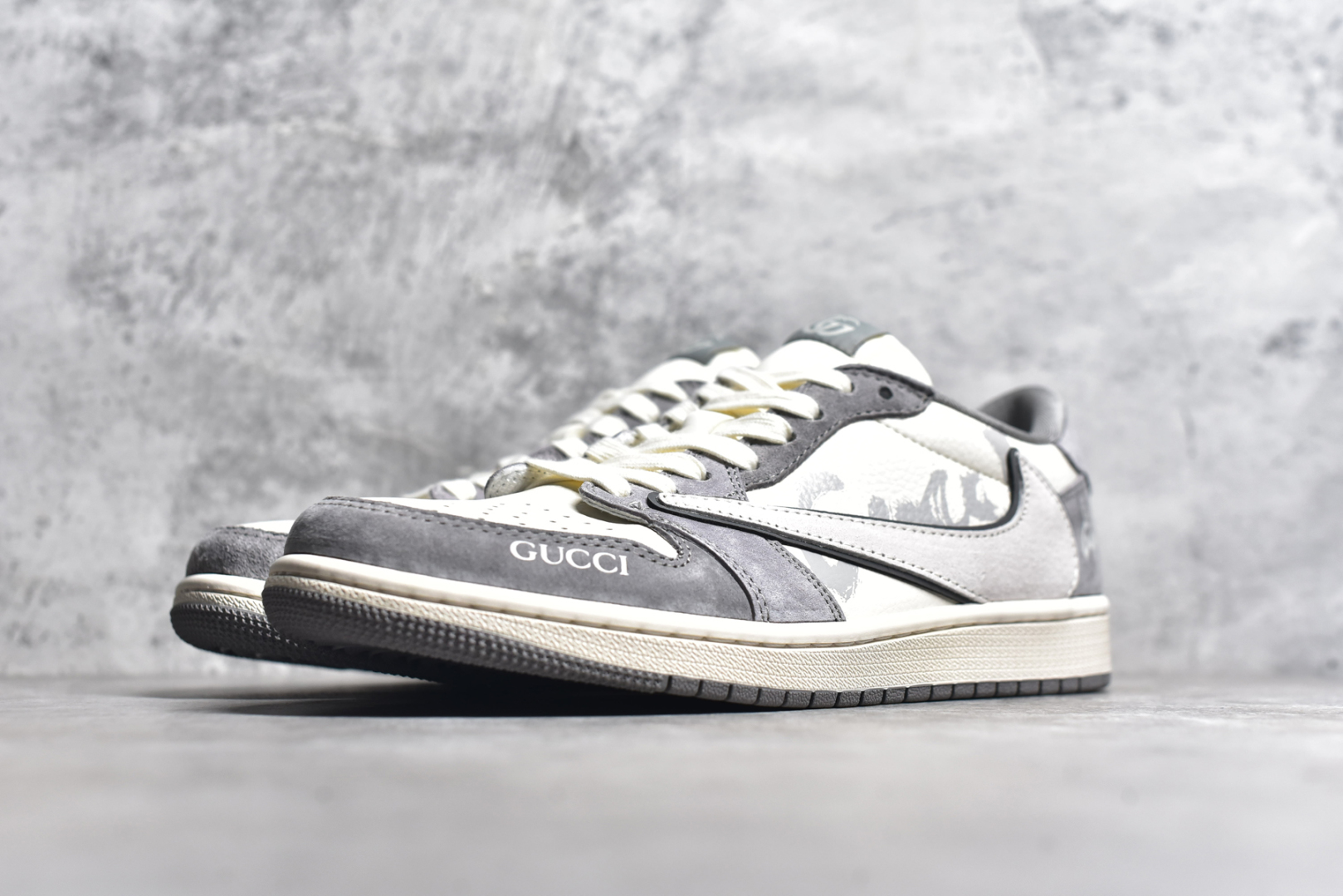 图片[2]-#Travis Scott x Fragment Design x Air Jordan 1 Low OG SP AJ1 古驰联名-米灰涂鸦 低帮文化休闲板鞋 DM9288-001 #多方联名合作融合了Travis Scott 独特的音乐风格，藤原浩个性的设计风格以及Jordan品牌的经典元素 使其成为一双具有独特身份和价值的鞋子 清新而立体的外观加上联名标识更突出了其独特身份 这种配色方案显示出活力和时尚感 在视觉上引人注目 鞋身的质感和细腻的细节处理使其显得高端而格调十足 这款“倒钩”联名是设计与创意完美结合 融合多方的个性风格是一款备受瞩目的潮流鞋款 尺码：36 36.5 37.5 38 38.5 39 40 40.5 41 42 42.5 43 44 44.5 45-选品中心
