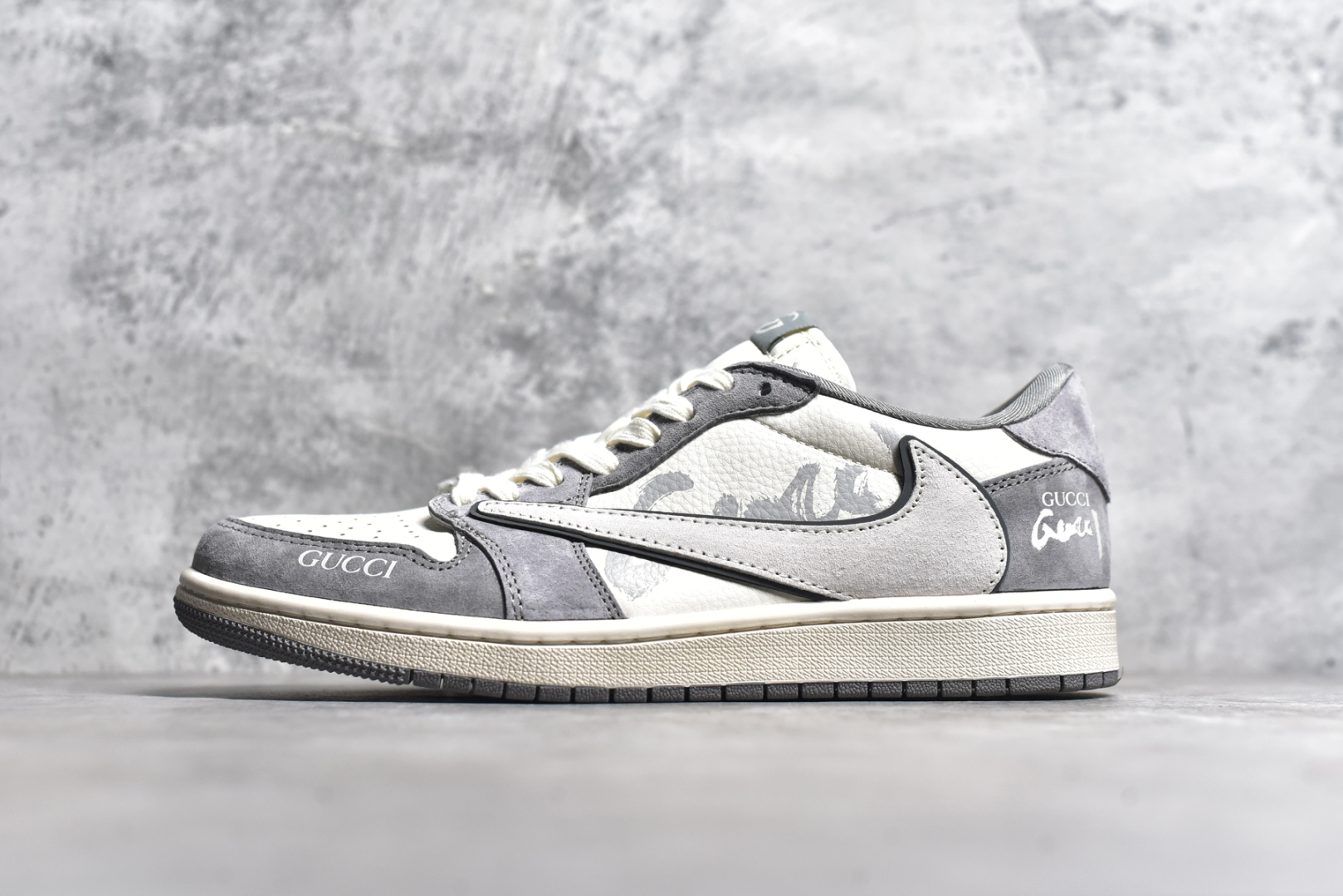 #Travis Scott x Fragment Design x Air Jordan 1 Low OG SP AJ1 古驰联名-米灰涂鸦 低帮文化休闲板鞋 DM9288-001 #多方联名合作融合了Travis Scott 独特的音乐风格，藤原浩个性的设计风格以及Jordan品牌的经典元素 使其成为一双具有独特身份和价值的鞋子 清新而立体的外观加上联名标识更突出了其独特身份 这种配色方案显示出活力和时尚感 在视觉上引人注目 鞋身的质感和细腻的细节处理使其显得高端而格调十足 这款“倒钩”联名是设计与创意完美结合 融合多方的个性风格是一款备受瞩目的潮流鞋款 尺码：36 36.5 37.5 38 38.5 39 40 40.5 41 42 42.5 43 44 44.5 45-选品中心