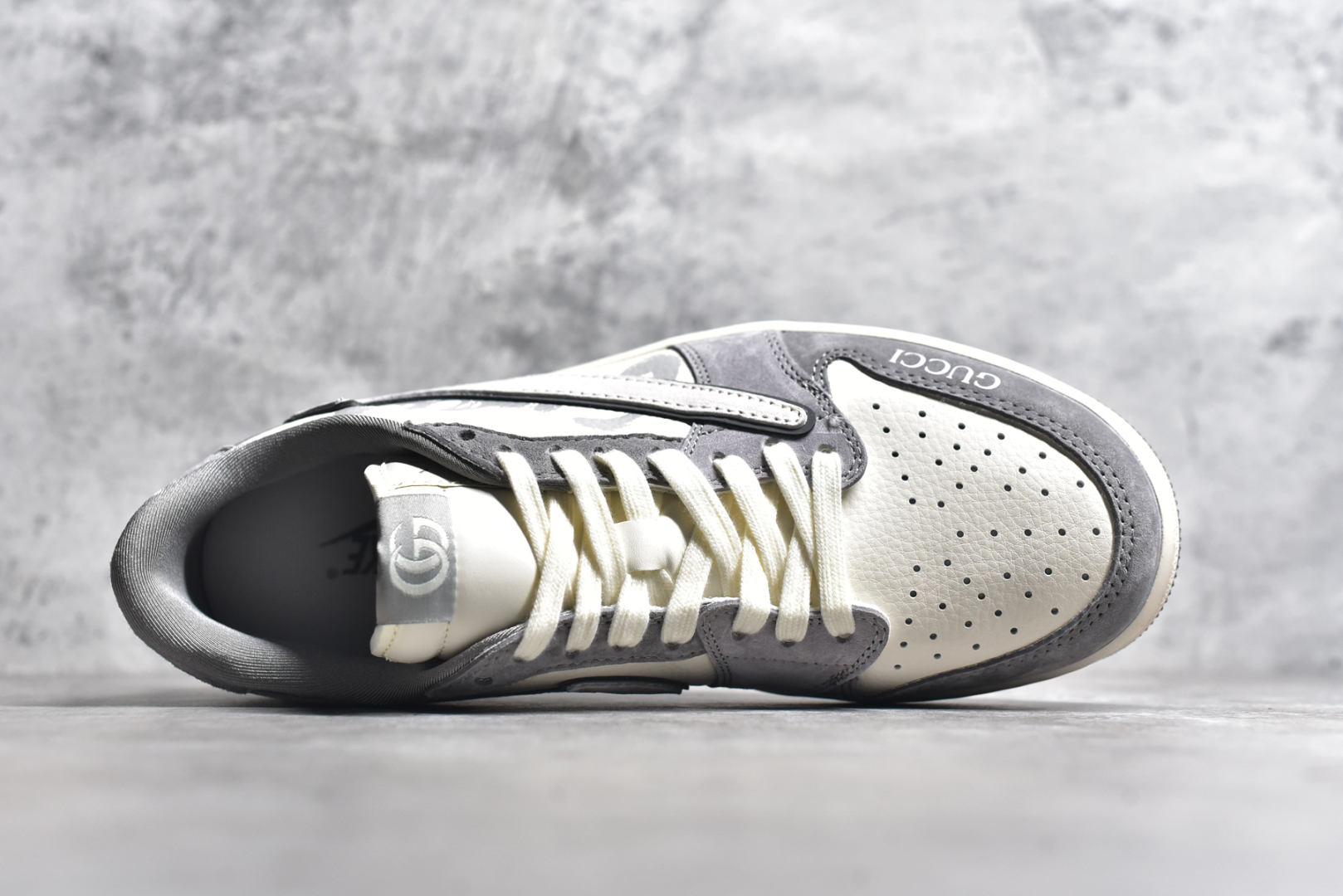 图片[4]-#Travis Scott x Fragment Design x Air Jordan 1 Low OG SP AJ1 古驰联名-米灰涂鸦 低帮文化休闲板鞋 DM9288-001 #多方联名合作融合了Travis Scott 独特的音乐风格，藤原浩个性的设计风格以及Jordan品牌的经典元素 使其成为一双具有独特身份和价值的鞋子 清新而立体的外观加上联名标识更突出了其独特身份 这种配色方案显示出活力和时尚感 在视觉上引人注目 鞋身的质感和细腻的细节处理使其显得高端而格调十足 这款“倒钩”联名是设计与创意完美结合 融合多方的个性风格是一款备受瞩目的潮流鞋款 尺码：36 36.5 37.5 38 38.5 39 40 40.5 41 42 42.5 43 44 44.5 45-选品中心