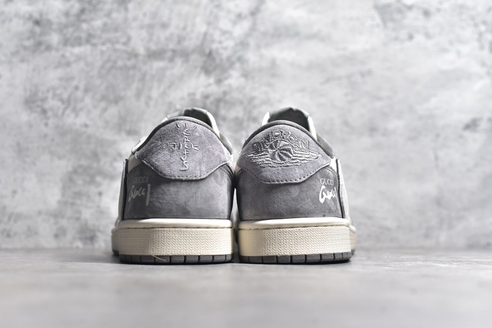 图片[5]-#Travis Scott x Fragment Design x Air Jordan 1 Low OG SP AJ1 古驰联名-米灰涂鸦 低帮文化休闲板鞋 DM9288-001 #多方联名合作融合了Travis Scott 独特的音乐风格，藤原浩个性的设计风格以及Jordan品牌的经典元素 使其成为一双具有独特身份和价值的鞋子 清新而立体的外观加上联名标识更突出了其独特身份 这种配色方案显示出活力和时尚感 在视觉上引人注目 鞋身的质感和细腻的细节处理使其显得高端而格调十足 这款“倒钩”联名是设计与创意完美结合 融合多方的个性风格是一款备受瞩目的潮流鞋款 尺码：36 36.5 37.5 38 38.5 39 40 40.5 41 42 42.5 43 44 44.5 45-选品中心