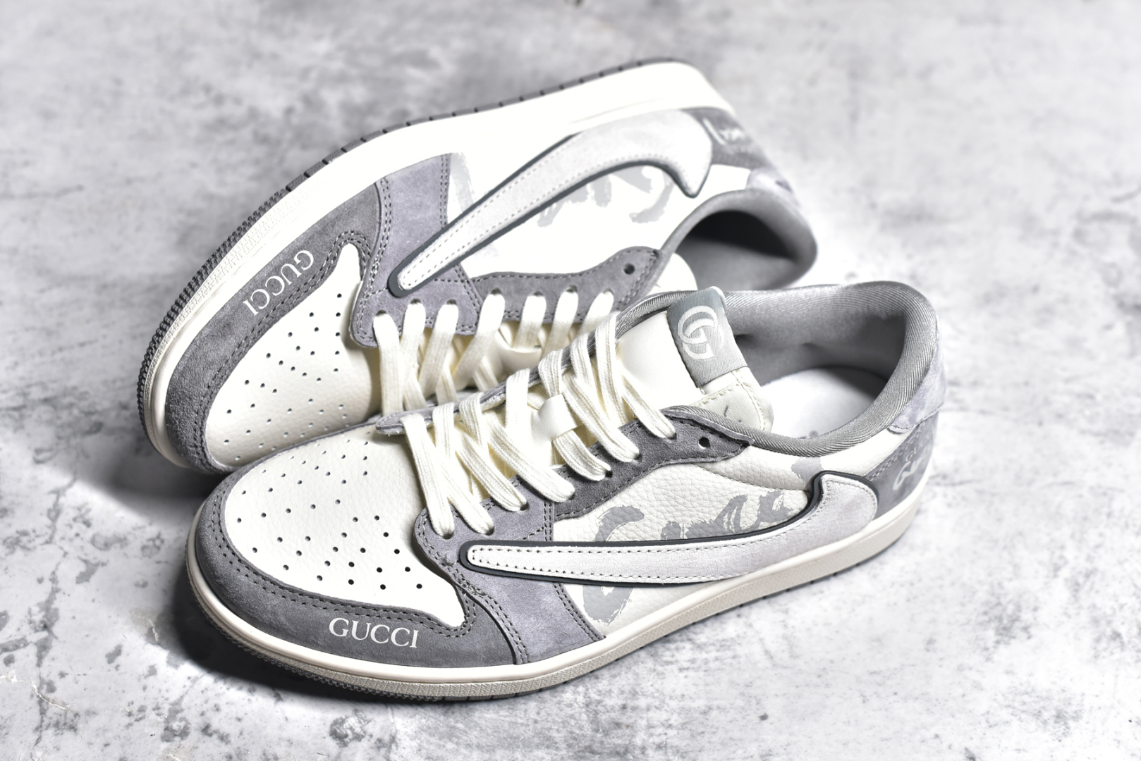 图片[7]-#Travis Scott x Fragment Design x Air Jordan 1 Low OG SP AJ1 古驰联名-米灰涂鸦 低帮文化休闲板鞋 DM9288-001 #多方联名合作融合了Travis Scott 独特的音乐风格，藤原浩个性的设计风格以及Jordan品牌的经典元素 使其成为一双具有独特身份和价值的鞋子 清新而立体的外观加上联名标识更突出了其独特身份 这种配色方案显示出活力和时尚感 在视觉上引人注目 鞋身的质感和细腻的细节处理使其显得高端而格调十足 这款“倒钩”联名是设计与创意完美结合 融合多方的个性风格是一款备受瞩目的潮流鞋款 尺码：36 36.5 37.5 38 38.5 39 40 40.5 41 42 42.5 43 44 44.5 45-选品中心