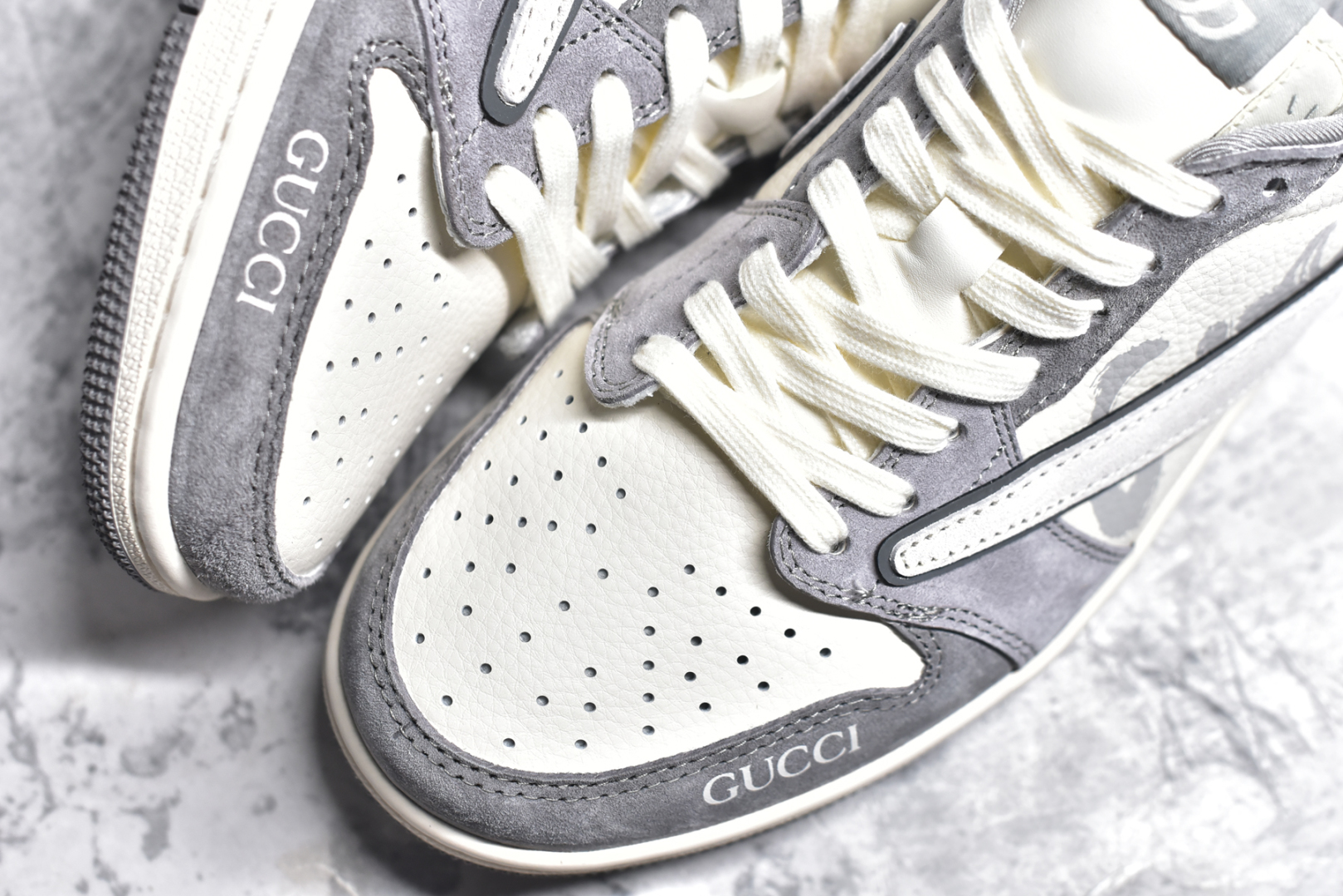 图片[8]-#Travis Scott x Fragment Design x Air Jordan 1 Low OG SP AJ1 古驰联名-米灰涂鸦 低帮文化休闲板鞋 DM9288-001 #多方联名合作融合了Travis Scott 独特的音乐风格，藤原浩个性的设计风格以及Jordan品牌的经典元素 使其成为一双具有独特身份和价值的鞋子 清新而立体的外观加上联名标识更突出了其独特身份 这种配色方案显示出活力和时尚感 在视觉上引人注目 鞋身的质感和细腻的细节处理使其显得高端而格调十足 这款“倒钩”联名是设计与创意完美结合 融合多方的个性风格是一款备受瞩目的潮流鞋款 尺码：36 36.5 37.5 38 38.5 39 40 40.5 41 42 42.5 43 44 44.5 45-选品中心