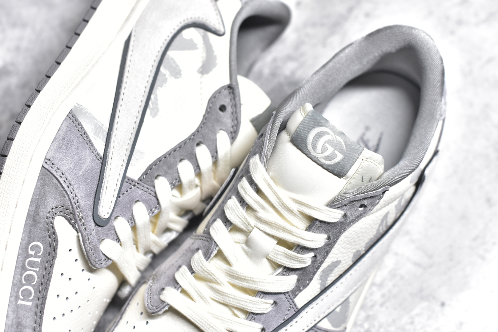 图片[9]-#Travis Scott x Fragment Design x Air Jordan 1 Low OG SP AJ1 古驰联名-米灰涂鸦 低帮文化休闲板鞋 DM9288-001 #多方联名合作融合了Travis Scott 独特的音乐风格，藤原浩个性的设计风格以及Jordan品牌的经典元素 使其成为一双具有独特身份和价值的鞋子 清新而立体的外观加上联名标识更突出了其独特身份 这种配色方案显示出活力和时尚感 在视觉上引人注目 鞋身的质感和细腻的细节处理使其显得高端而格调十足 这款“倒钩”联名是设计与创意完美结合 融合多方的个性风格是一款备受瞩目的潮流鞋款 尺码：36 36.5 37.5 38 38.5 39 40 40.5 41 42 42.5 43 44 44.5 45-选品中心