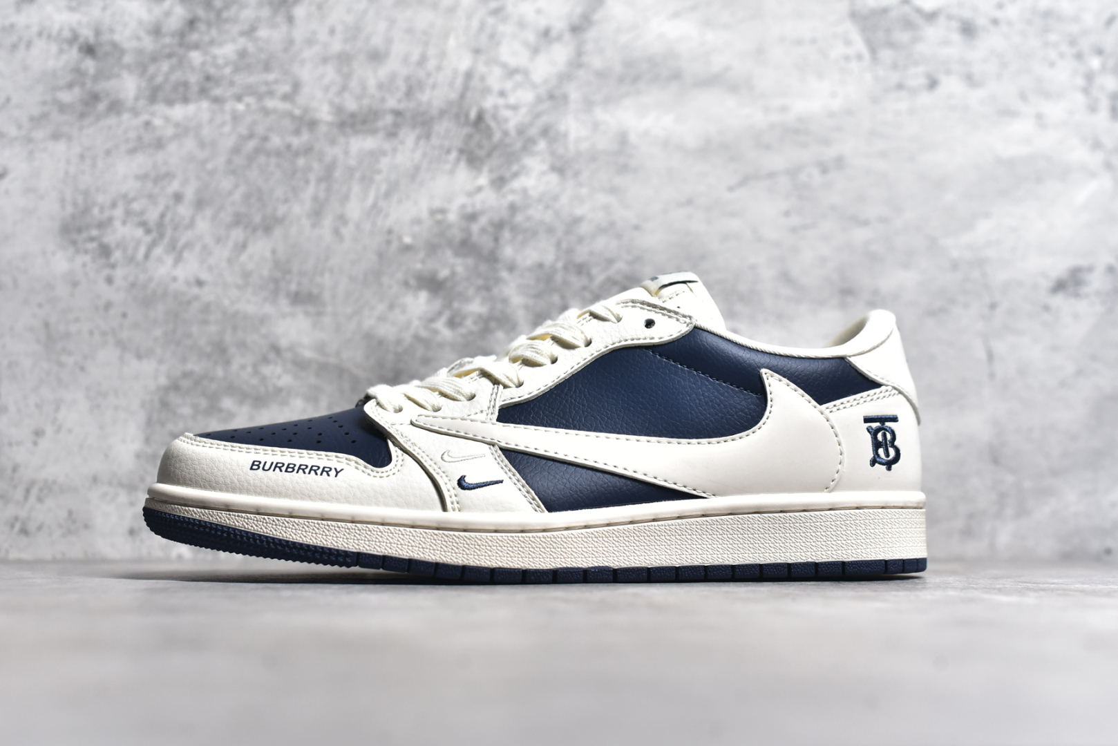 #Travis Scott x Fragment Design x Air Jordan 1 Low OG SP AJ1 巴宝莉联名-米白海军蓝 低帮文化休闲板鞋 BB6588-312 #多方联名合作融合了Travis Scott 独特的音乐风格，藤原浩个性的设计风格以及Jordan品牌的经典元素 使其成为一双具有独特身份和价值的鞋子 清新而立体的外观加上联名标识更突出了其独特身份 这种配色方案显示出活力和时尚感 在视觉上引人注目 鞋身的质感和细腻的细节处理使其显得高端而格调十足 这款“倒钩”联名是设计与创意完美结合 融合多方的个性风格是一款备受瞩目的潮流鞋款 尺码：36 36.5 37.5 38 38.5 39 40 40.5 41 42 42.5 43 44 44.5 45-选品中心