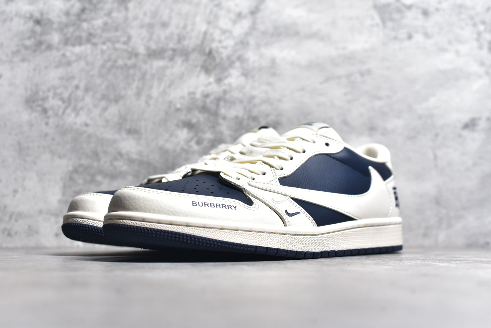 图片[2]-#Travis Scott x Fragment Design x Air Jordan 1 Low OG SP AJ1 巴宝莉联名-米白海军蓝 低帮文化休闲板鞋 BB6588-312 #多方联名合作融合了Travis Scott 独特的音乐风格，藤原浩个性的设计风格以及Jordan品牌的经典元素 使其成为一双具有独特身份和价值的鞋子 清新而立体的外观加上联名标识更突出了其独特身份 这种配色方案显示出活力和时尚感 在视觉上引人注目 鞋身的质感和细腻的细节处理使其显得高端而格调十足 这款“倒钩”联名是设计与创意完美结合 融合多方的个性风格是一款备受瞩目的潮流鞋款 尺码：36 36.5 37.5 38 38.5 39 40 40.5 41 42 42.5 43 44 44.5 45-选品中心