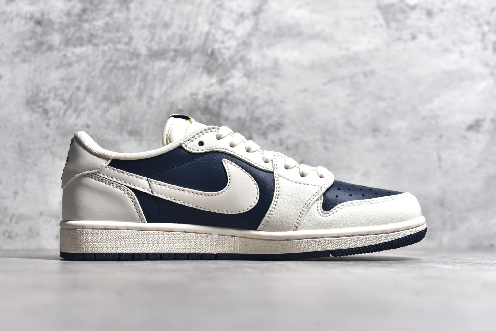 图片[3]-#Travis Scott x Fragment Design x Air Jordan 1 Low OG SP AJ1 巴宝莉联名-米白海军蓝 低帮文化休闲板鞋 BB6588-312 #多方联名合作融合了Travis Scott 独特的音乐风格，藤原浩个性的设计风格以及Jordan品牌的经典元素 使其成为一双具有独特身份和价值的鞋子 清新而立体的外观加上联名标识更突出了其独特身份 这种配色方案显示出活力和时尚感 在视觉上引人注目 鞋身的质感和细腻的细节处理使其显得高端而格调十足 这款“倒钩”联名是设计与创意完美结合 融合多方的个性风格是一款备受瞩目的潮流鞋款 尺码：36 36.5 37.5 38 38.5 39 40 40.5 41 42 42.5 43 44 44.5 45-选品中心