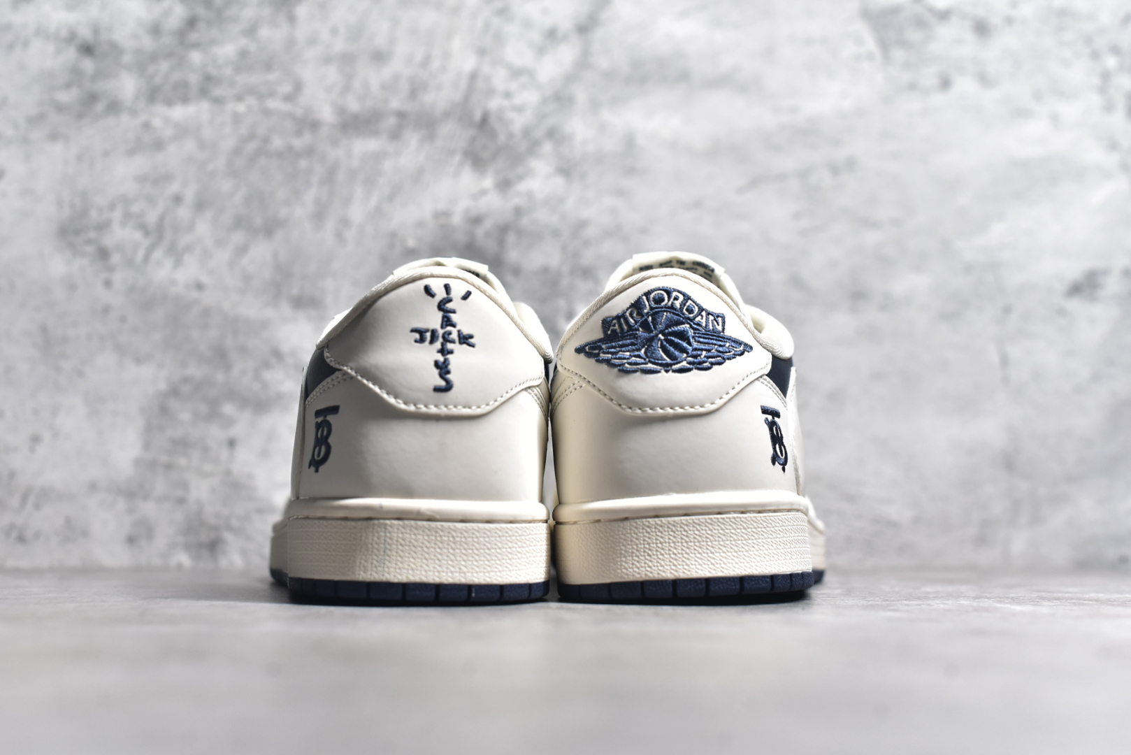 图片[5]-#Travis Scott x Fragment Design x Air Jordan 1 Low OG SP AJ1 巴宝莉联名-米白海军蓝 低帮文化休闲板鞋 BB6588-312 #多方联名合作融合了Travis Scott 独特的音乐风格，藤原浩个性的设计风格以及Jordan品牌的经典元素 使其成为一双具有独特身份和价值的鞋子 清新而立体的外观加上联名标识更突出了其独特身份 这种配色方案显示出活力和时尚感 在视觉上引人注目 鞋身的质感和细腻的细节处理使其显得高端而格调十足 这款“倒钩”联名是设计与创意完美结合 融合多方的个性风格是一款备受瞩目的潮流鞋款 尺码：36 36.5 37.5 38 38.5 39 40 40.5 41 42 42.5 43 44 44.5 45-选品中心