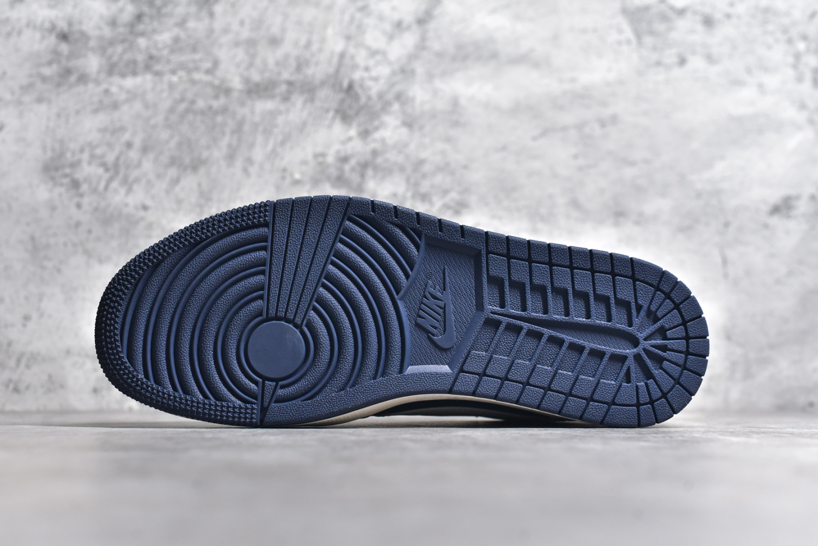 图片[6]-#Travis Scott x Fragment Design x Air Jordan 1 Low OG SP AJ1 巴宝莉联名-米白海军蓝 低帮文化休闲板鞋 BB6588-312 #多方联名合作融合了Travis Scott 独特的音乐风格，藤原浩个性的设计风格以及Jordan品牌的经典元素 使其成为一双具有独特身份和价值的鞋子 清新而立体的外观加上联名标识更突出了其独特身份 这种配色方案显示出活力和时尚感 在视觉上引人注目 鞋身的质感和细腻的细节处理使其显得高端而格调十足 这款“倒钩”联名是设计与创意完美结合 融合多方的个性风格是一款备受瞩目的潮流鞋款 尺码：36 36.5 37.5 38 38.5 39 40 40.5 41 42 42.5 43 44 44.5 45-选品中心