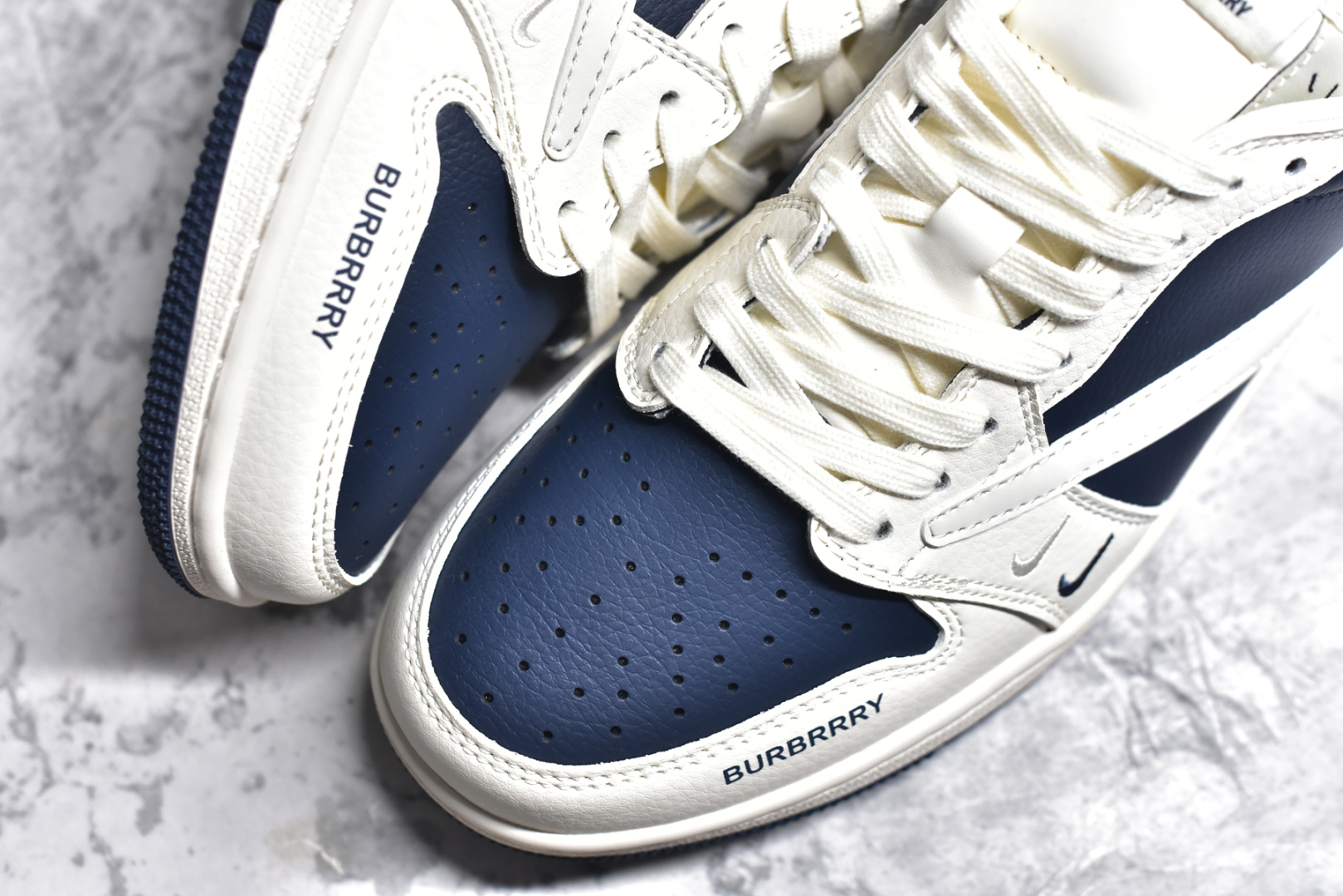 图片[8]-#Travis Scott x Fragment Design x Air Jordan 1 Low OG SP AJ1 巴宝莉联名-米白海军蓝 低帮文化休闲板鞋 BB6588-312 #多方联名合作融合了Travis Scott 独特的音乐风格，藤原浩个性的设计风格以及Jordan品牌的经典元素 使其成为一双具有独特身份和价值的鞋子 清新而立体的外观加上联名标识更突出了其独特身份 这种配色方案显示出活力和时尚感 在视觉上引人注目 鞋身的质感和细腻的细节处理使其显得高端而格调十足 这款“倒钩”联名是设计与创意完美结合 融合多方的个性风格是一款备受瞩目的潮流鞋款 尺码：36 36.5 37.5 38 38.5 39 40 40.5 41 42 42.5 43 44 44.5 45-选品中心