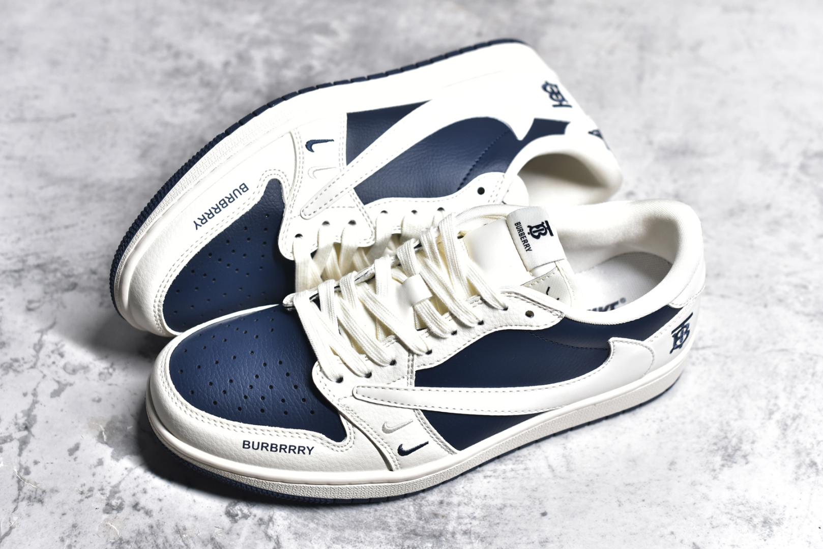 图片[7]-#Travis Scott x Fragment Design x Air Jordan 1 Low OG SP AJ1 巴宝莉联名-米白海军蓝 低帮文化休闲板鞋 BB6588-312 #多方联名合作融合了Travis Scott 独特的音乐风格，藤原浩个性的设计风格以及Jordan品牌的经典元素 使其成为一双具有独特身份和价值的鞋子 清新而立体的外观加上联名标识更突出了其独特身份 这种配色方案显示出活力和时尚感 在视觉上引人注目 鞋身的质感和细腻的细节处理使其显得高端而格调十足 这款“倒钩”联名是设计与创意完美结合 融合多方的个性风格是一款备受瞩目的潮流鞋款 尺码：36 36.5 37.5 38 38.5 39 40 40.5 41 42 42.5 43 44 44.5 45-选品中心
