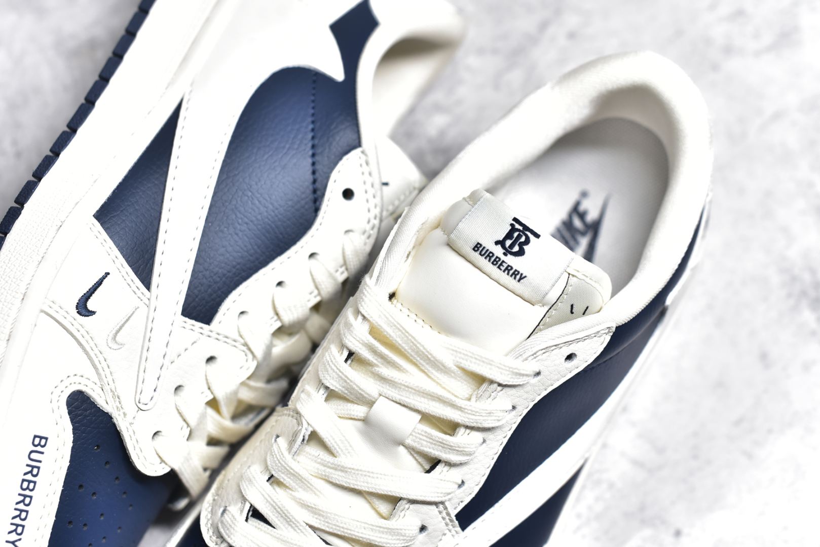 图片[9]-#Travis Scott x Fragment Design x Air Jordan 1 Low OG SP AJ1 巴宝莉联名-米白海军蓝 低帮文化休闲板鞋 BB6588-312 #多方联名合作融合了Travis Scott 独特的音乐风格，藤原浩个性的设计风格以及Jordan品牌的经典元素 使其成为一双具有独特身份和价值的鞋子 清新而立体的外观加上联名标识更突出了其独特身份 这种配色方案显示出活力和时尚感 在视觉上引人注目 鞋身的质感和细腻的细节处理使其显得高端而格调十足 这款“倒钩”联名是设计与创意完美结合 融合多方的个性风格是一款备受瞩目的潮流鞋款 尺码：36 36.5 37.5 38 38.5 39 40 40.5 41 42 42.5 43 44 44.5 45-选品中心