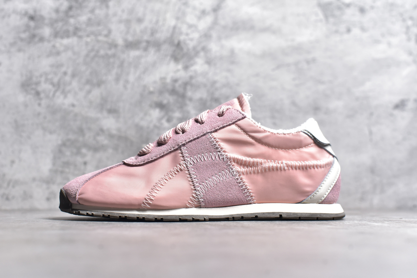 #Onitsuka Tiger CORSAIR™ A55鞋款 作为鬼冢虎品牌创立75周年限定之作 灵感源自1970 年代 慢跑热潮先驱的经典鞋履TIGER CORSAIRT™ 以现代视角崭新呈现 简约廓形与细密缝线条纹相得益彰 饰以鬼塚虎标志性的后跟提耳和十字补强 崭新演绎经典之美 轻盈鞋身搭配出色缓震的纤薄鞋底 精妙平衡舒适与时尚 尺码：36 37 37.5 38 39 39.5 40 40.5 41.5 42 42.5 43 44 44.5 45-选品中心