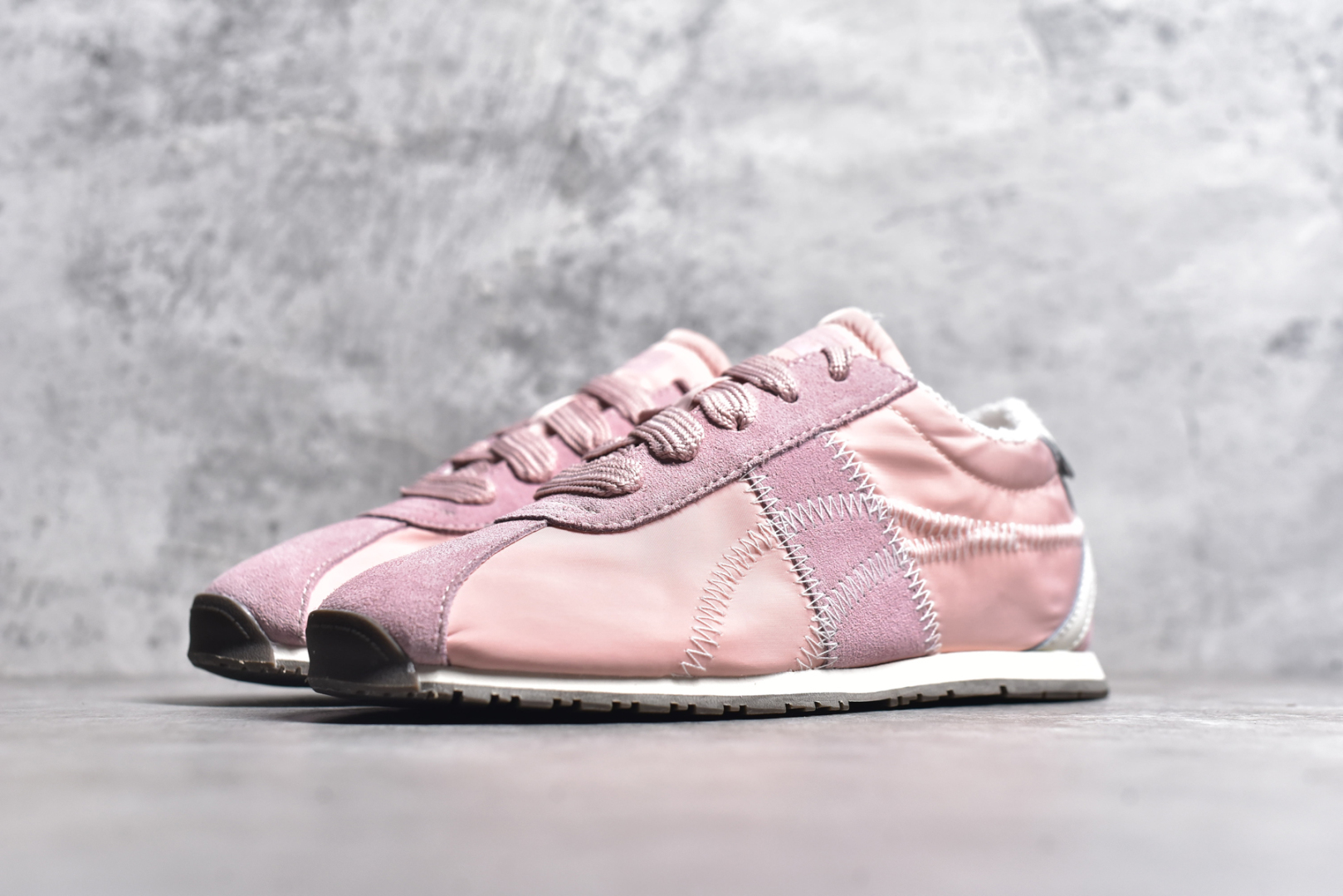 图片[2]-#Onitsuka Tiger CORSAIR™ A55鞋款 作为鬼冢虎品牌创立75周年限定之作 灵感源自1970 年代 慢跑热潮先驱的经典鞋履TIGER CORSAIRT™ 以现代视角崭新呈现 简约廓形与细密缝线条纹相得益彰 饰以鬼塚虎标志性的后跟提耳和十字补强 崭新演绎经典之美 轻盈鞋身搭配出色缓震的纤薄鞋底 精妙平衡舒适与时尚 尺码：36 37 37.5 38 39 39.5 40 40.5 41.5 42 42.5 43 44 44.5 45-选品中心