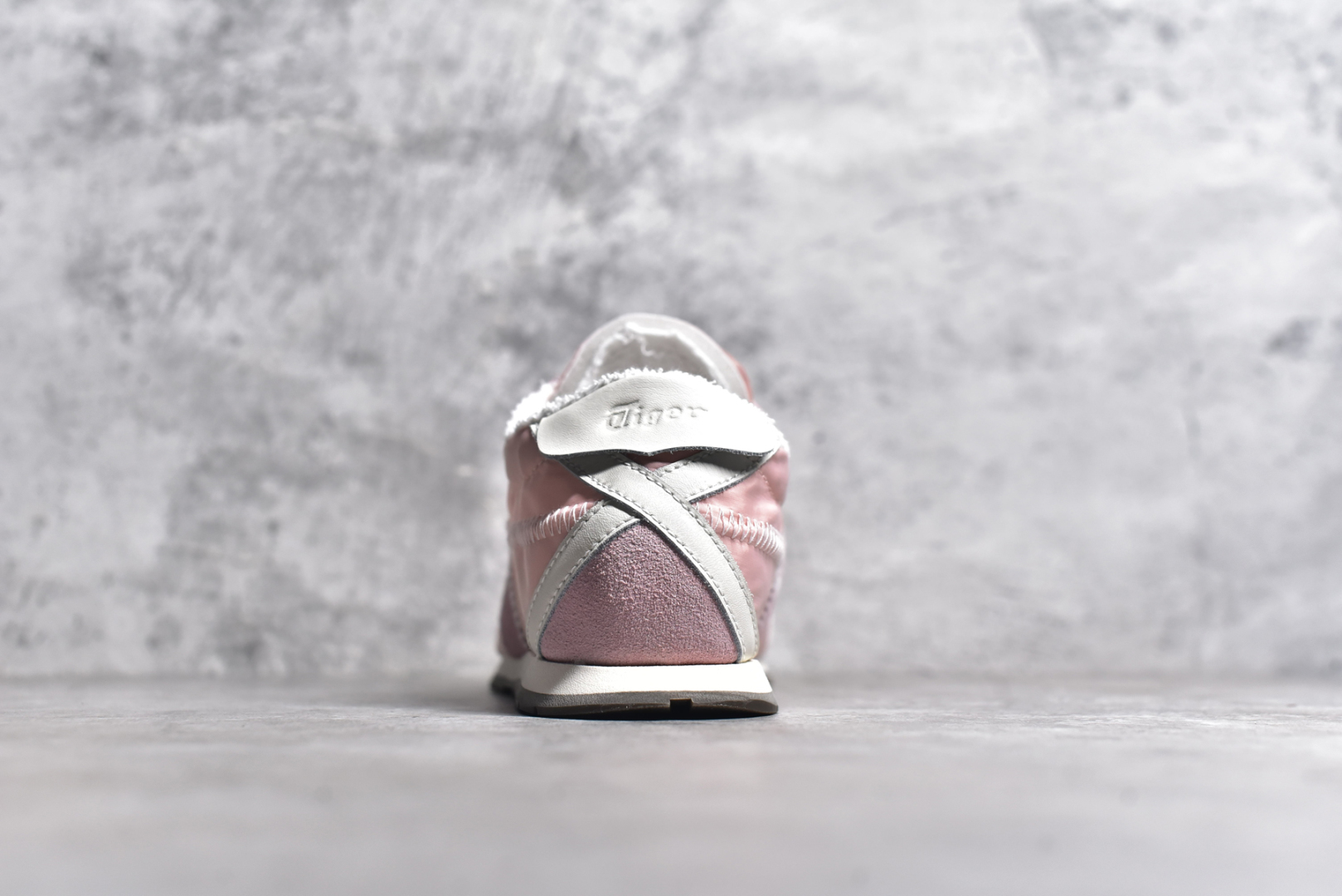 图片[5]-#Onitsuka Tiger CORSAIR™ A55鞋款 作为鬼冢虎品牌创立75周年限定之作 灵感源自1970 年代 慢跑热潮先驱的经典鞋履TIGER CORSAIRT™ 以现代视角崭新呈现 简约廓形与细密缝线条纹相得益彰 饰以鬼塚虎标志性的后跟提耳和十字补强 崭新演绎经典之美 轻盈鞋身搭配出色缓震的纤薄鞋底 精妙平衡舒适与时尚 尺码：36 37 37.5 38 39 39.5 40 40.5 41.5 42 42.5 43 44 44.5 45-选品中心