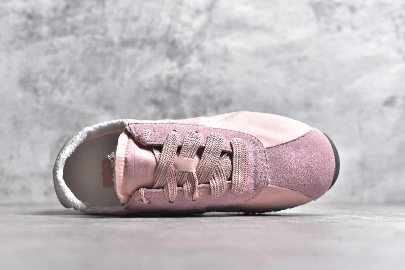 图片[4]-#Onitsuka Tiger CORSAIR™ A55鞋款 作为鬼冢虎品牌创立75周年限定之作 灵感源自1970 年代 慢跑热潮先驱的经典鞋履TIGER CORSAIRT™ 以现代视角崭新呈现 简约廓形与细密缝线条纹相得益彰 饰以鬼塚虎标志性的后跟提耳和十字补强 崭新演绎经典之美 轻盈鞋身搭配出色缓震的纤薄鞋底 精妙平衡舒适与时尚 尺码：36 37 37.5 38 39 39.5 40 40.5 41.5 42 42.5 43 44 44.5 45-选品中心