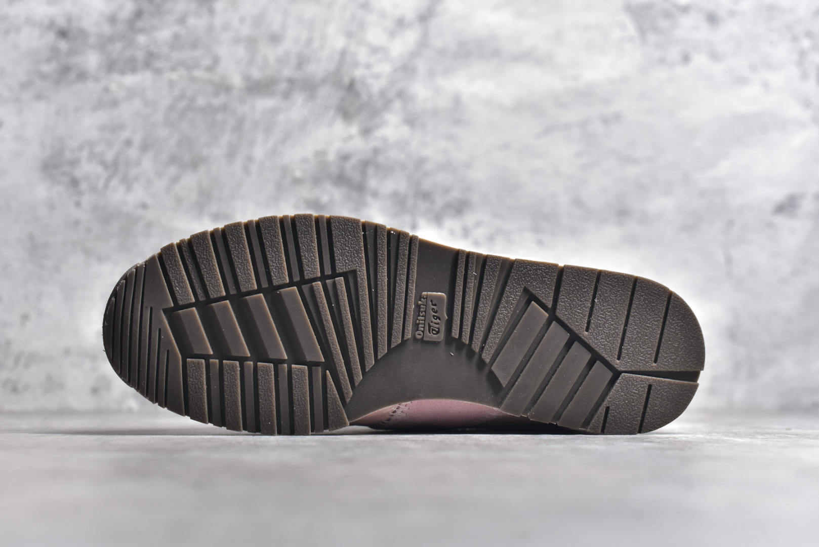 图片[6]-#Onitsuka Tiger CORSAIR™ A55鞋款 作为鬼冢虎品牌创立75周年限定之作 灵感源自1970 年代 慢跑热潮先驱的经典鞋履TIGER CORSAIRT™ 以现代视角崭新呈现 简约廓形与细密缝线条纹相得益彰 饰以鬼塚虎标志性的后跟提耳和十字补强 崭新演绎经典之美 轻盈鞋身搭配出色缓震的纤薄鞋底 精妙平衡舒适与时尚 尺码：36 37 37.5 38 39 39.5 40 40.5 41.5 42 42.5 43 44 44.5 45-选品中心