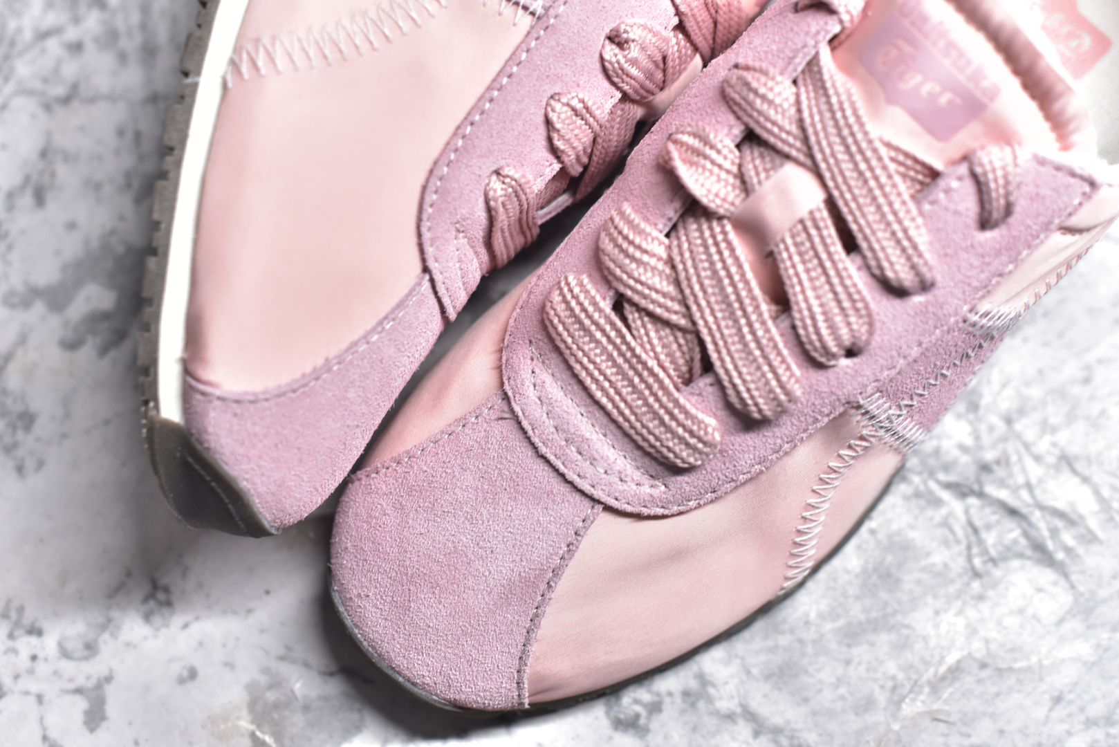 图片[8]-#Onitsuka Tiger CORSAIR™ A55鞋款 作为鬼冢虎品牌创立75周年限定之作 灵感源自1970 年代 慢跑热潮先驱的经典鞋履TIGER CORSAIRT™ 以现代视角崭新呈现 简约廓形与细密缝线条纹相得益彰 饰以鬼塚虎标志性的后跟提耳和十字补强 崭新演绎经典之美 轻盈鞋身搭配出色缓震的纤薄鞋底 精妙平衡舒适与时尚 尺码：36 37 37.5 38 39 39.5 40 40.5 41.5 42 42.5 43 44 44.5 45-选品中心