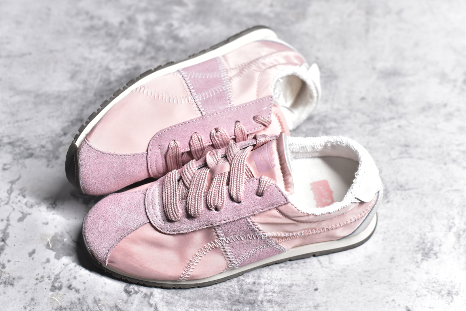 图片[7]-#Onitsuka Tiger CORSAIR™ A55鞋款 作为鬼冢虎品牌创立75周年限定之作 灵感源自1970 年代 慢跑热潮先驱的经典鞋履TIGER CORSAIRT™ 以现代视角崭新呈现 简约廓形与细密缝线条纹相得益彰 饰以鬼塚虎标志性的后跟提耳和十字补强 崭新演绎经典之美 轻盈鞋身搭配出色缓震的纤薄鞋底 精妙平衡舒适与时尚 尺码：36 37 37.5 38 39 39.5 40 40.5 41.5 42 42.5 43 44 44.5 45-选品中心