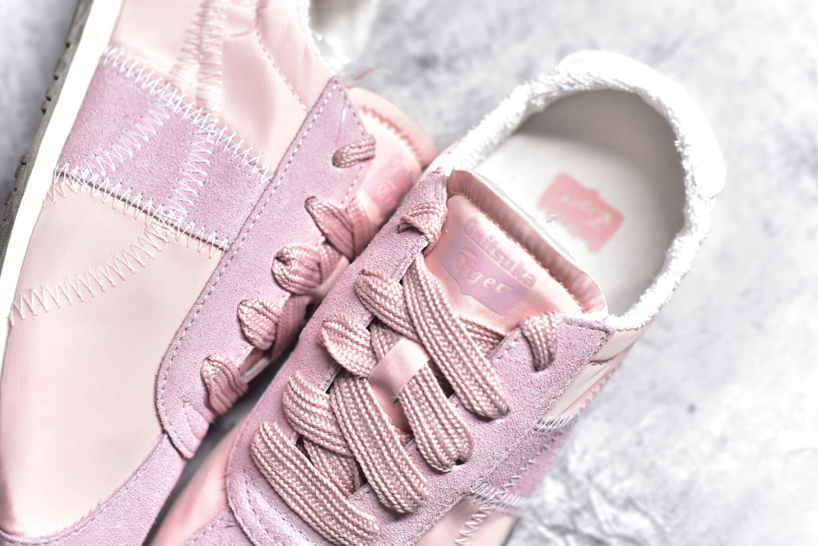图片[9]-#Onitsuka Tiger CORSAIR™ A55鞋款 作为鬼冢虎品牌创立75周年限定之作 灵感源自1970 年代 慢跑热潮先驱的经典鞋履TIGER CORSAIRT™ 以现代视角崭新呈现 简约廓形与细密缝线条纹相得益彰 饰以鬼塚虎标志性的后跟提耳和十字补强 崭新演绎经典之美 轻盈鞋身搭配出色缓震的纤薄鞋底 精妙平衡舒适与时尚 尺码：36 37 37.5 38 39 39.5 40 40.5 41.5 42 42.5 43 44 44.5 45-选品中心