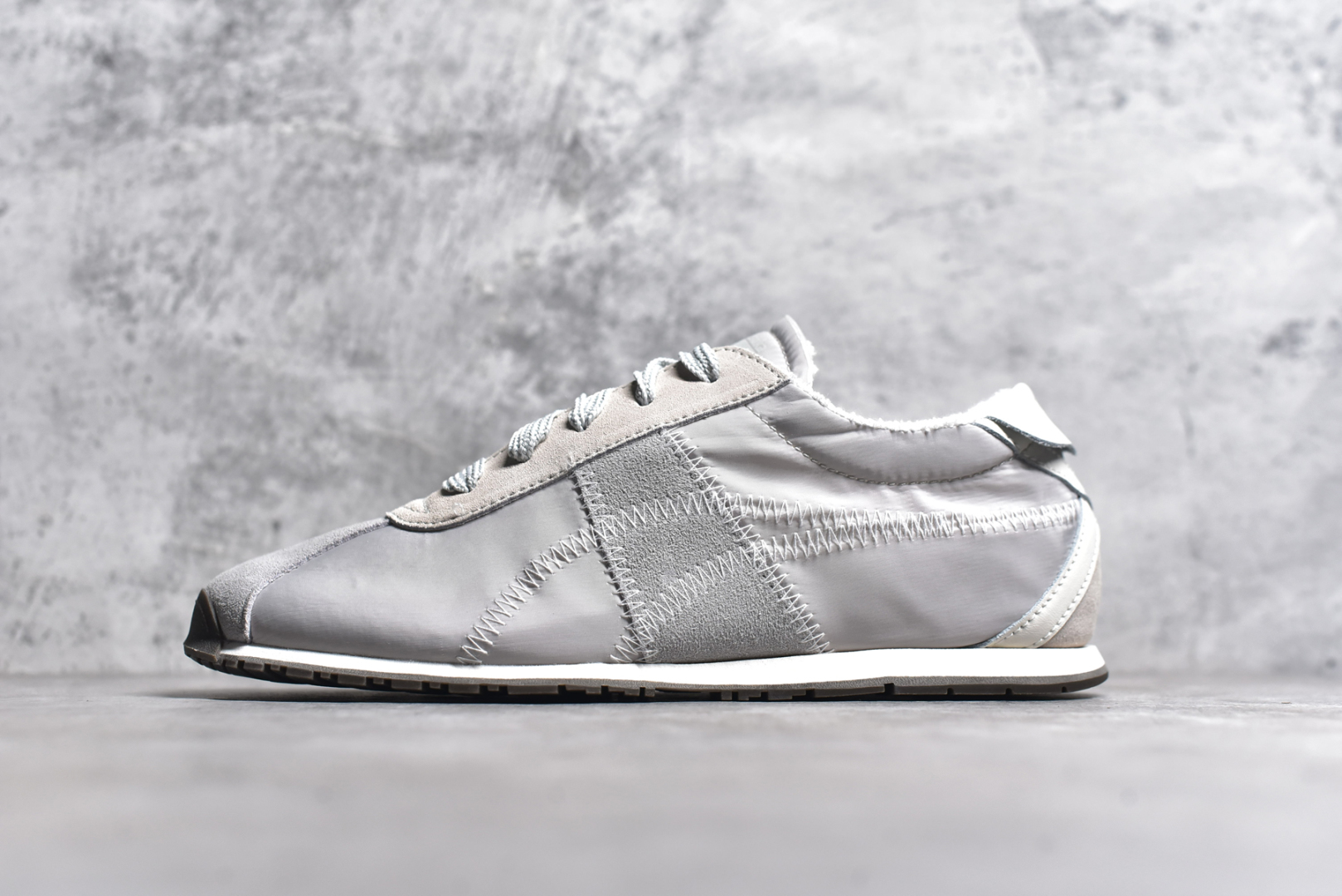 #Onitsuka Tiger CORSAIR™ A55鞋款 作为鬼冢虎品牌创立75周年限定之作 灵感源自1970 年代 慢跑热潮先驱的经典鞋履TIGER CORSAIRT™ 以现代视角崭新呈现 简约廓形与细密缝线条纹相得益彰 饰以鬼塚虎标志性的后跟提耳和十字补强 崭新演绎经典之美 轻盈鞋身搭配出色缓震的纤薄鞋底 精妙平衡舒适与时尚 尺码：36 37 37.5 38 39 39.5 40 40.5 41.5 42 42.5 43 44 44.5 45-选品中心