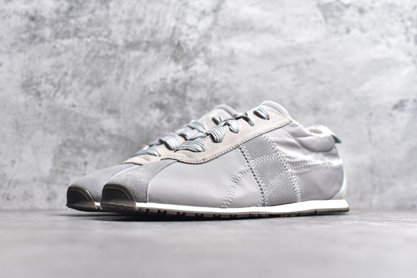 图片[2]-#Onitsuka Tiger CORSAIR™ A55鞋款 作为鬼冢虎品牌创立75周年限定之作 灵感源自1970 年代 慢跑热潮先驱的经典鞋履TIGER CORSAIRT™ 以现代视角崭新呈现 简约廓形与细密缝线条纹相得益彰 饰以鬼塚虎标志性的后跟提耳和十字补强 崭新演绎经典之美 轻盈鞋身搭配出色缓震的纤薄鞋底 精妙平衡舒适与时尚 尺码：36 37 37.5 38 39 39.5 40 40.5 41.5 42 42.5 43 44 44.5 45-选品中心