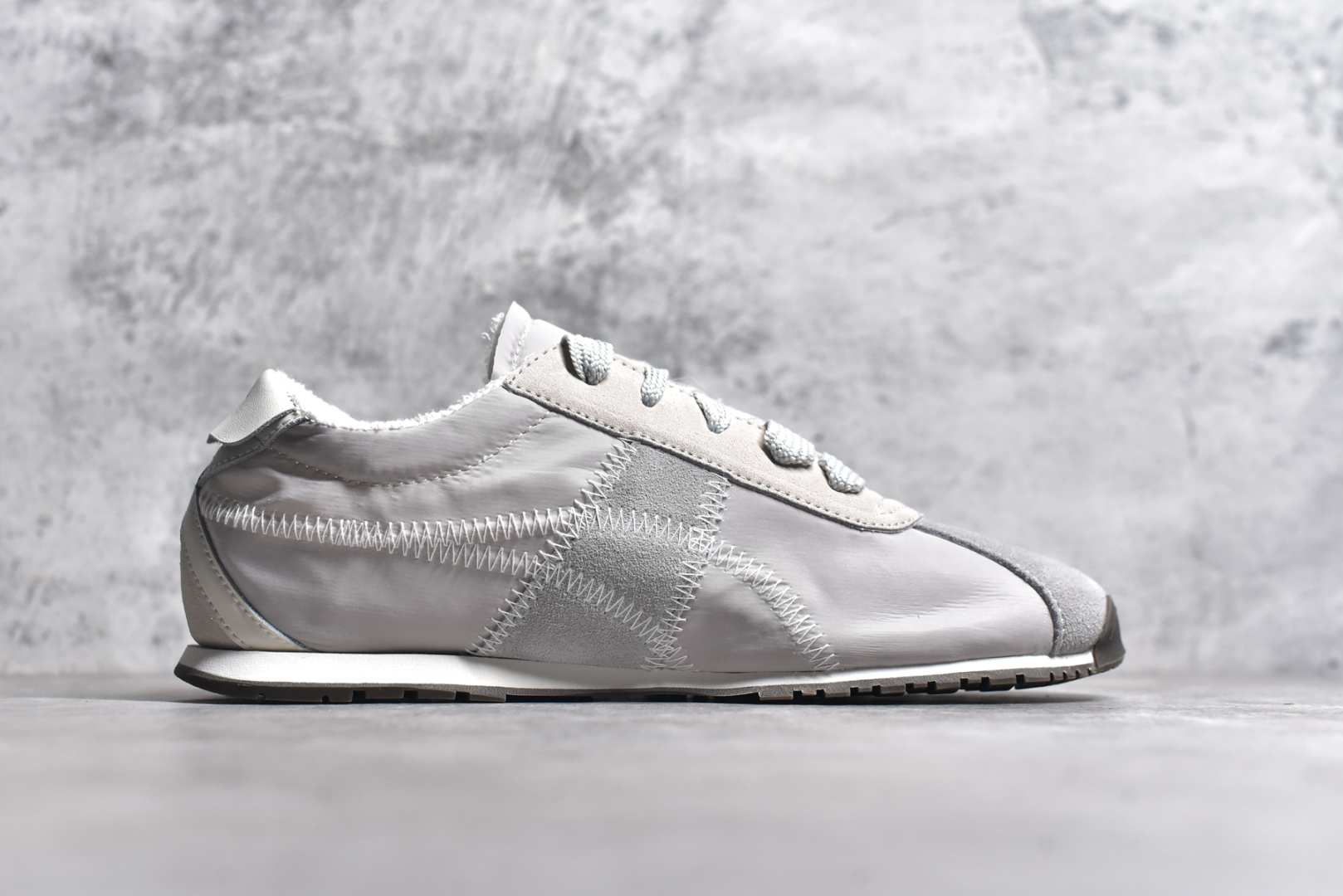 图片[3]-#Onitsuka Tiger CORSAIR™ A55鞋款 作为鬼冢虎品牌创立75周年限定之作 灵感源自1970 年代 慢跑热潮先驱的经典鞋履TIGER CORSAIRT™ 以现代视角崭新呈现 简约廓形与细密缝线条纹相得益彰 饰以鬼塚虎标志性的后跟提耳和十字补强 崭新演绎经典之美 轻盈鞋身搭配出色缓震的纤薄鞋底 精妙平衡舒适与时尚 尺码：36 37 37.5 38 39 39.5 40 40.5 41.5 42 42.5 43 44 44.5 45-选品中心