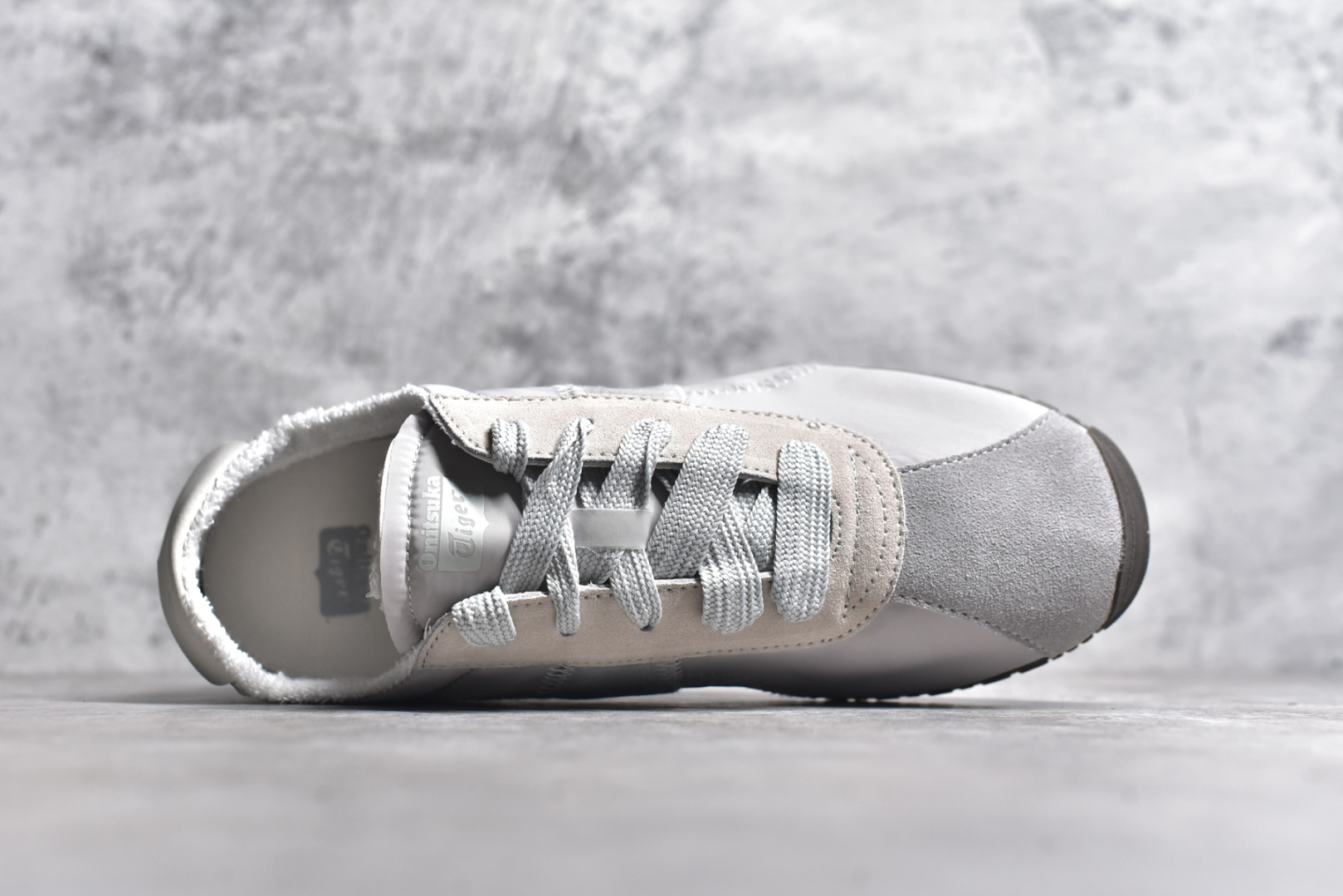 图片[4]-#Onitsuka Tiger CORSAIR™ A55鞋款 作为鬼冢虎品牌创立75周年限定之作 灵感源自1970 年代 慢跑热潮先驱的经典鞋履TIGER CORSAIRT™ 以现代视角崭新呈现 简约廓形与细密缝线条纹相得益彰 饰以鬼塚虎标志性的后跟提耳和十字补强 崭新演绎经典之美 轻盈鞋身搭配出色缓震的纤薄鞋底 精妙平衡舒适与时尚 尺码：36 37 37.5 38 39 39.5 40 40.5 41.5 42 42.5 43 44 44.5 45-选品中心