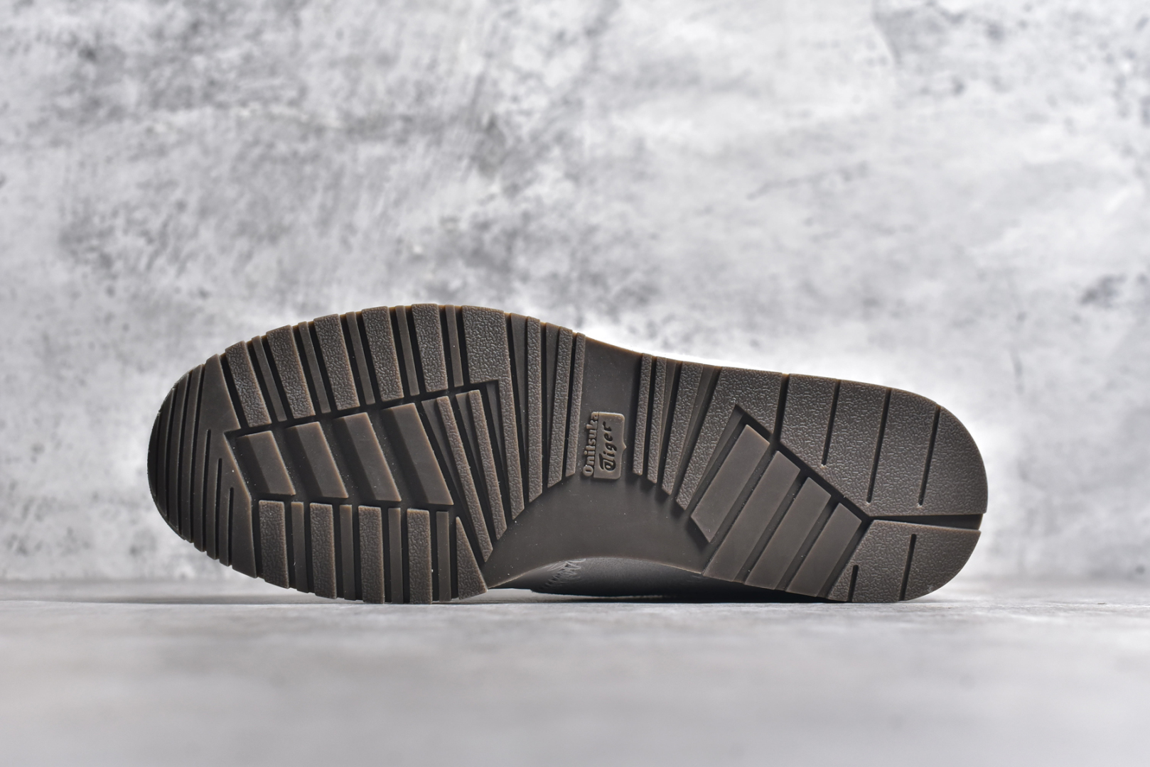 图片[6]-#Onitsuka Tiger CORSAIR™ A55鞋款 作为鬼冢虎品牌创立75周年限定之作 灵感源自1970 年代 慢跑热潮先驱的经典鞋履TIGER CORSAIRT™ 以现代视角崭新呈现 简约廓形与细密缝线条纹相得益彰 饰以鬼塚虎标志性的后跟提耳和十字补强 崭新演绎经典之美 轻盈鞋身搭配出色缓震的纤薄鞋底 精妙平衡舒适与时尚 尺码：36 37 37.5 38 39 39.5 40 40.5 41.5 42 42.5 43 44 44.5 45-选品中心
