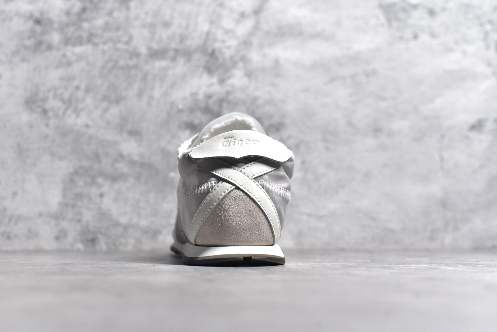 图片[5]-#Onitsuka Tiger CORSAIR™ A55鞋款 作为鬼冢虎品牌创立75周年限定之作 灵感源自1970 年代 慢跑热潮先驱的经典鞋履TIGER CORSAIRT™ 以现代视角崭新呈现 简约廓形与细密缝线条纹相得益彰 饰以鬼塚虎标志性的后跟提耳和十字补强 崭新演绎经典之美 轻盈鞋身搭配出色缓震的纤薄鞋底 精妙平衡舒适与时尚 尺码：36 37 37.5 38 39 39.5 40 40.5 41.5 42 42.5 43 44 44.5 45-选品中心
