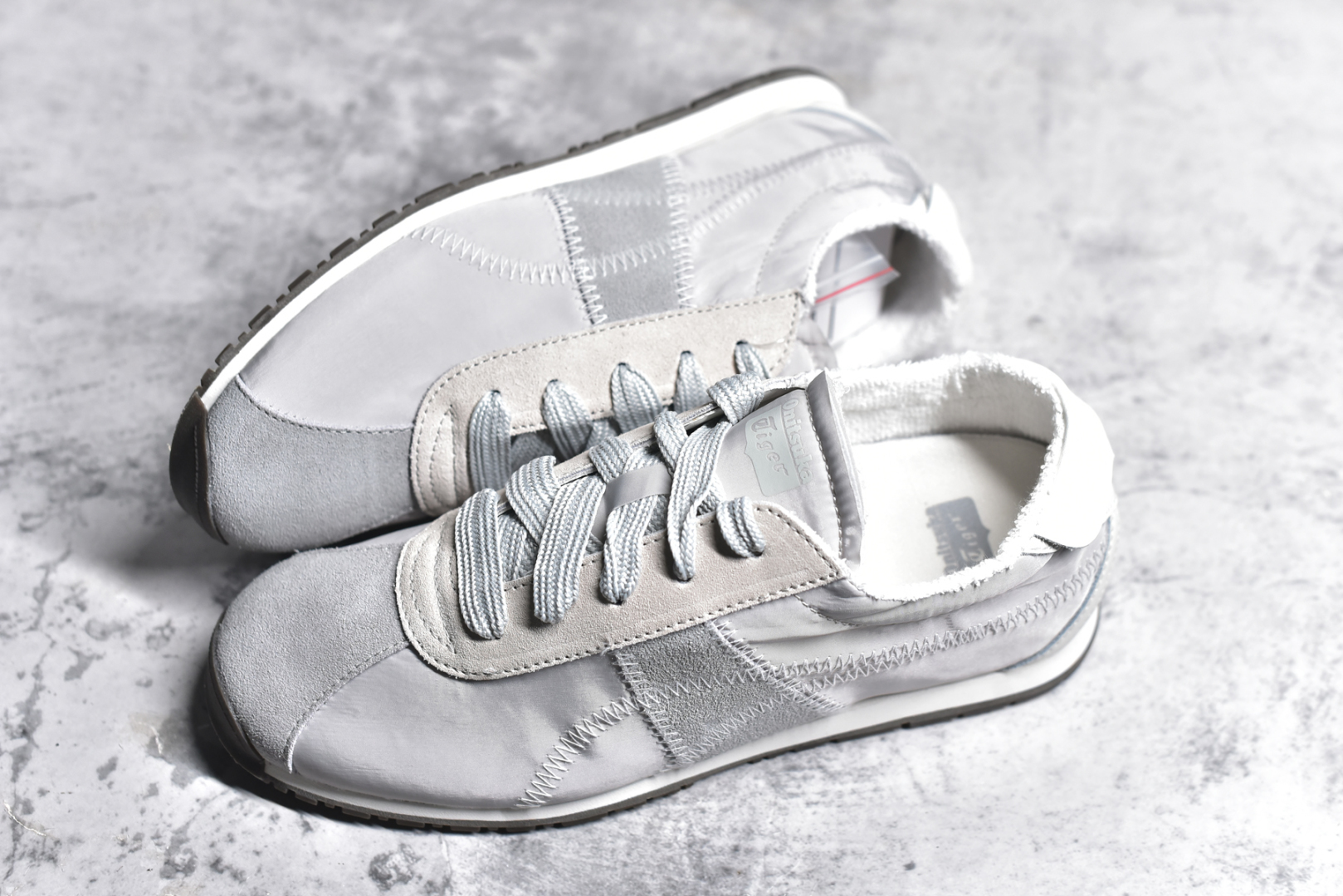 图片[7]-#Onitsuka Tiger CORSAIR™ A55鞋款 作为鬼冢虎品牌创立75周年限定之作 灵感源自1970 年代 慢跑热潮先驱的经典鞋履TIGER CORSAIRT™ 以现代视角崭新呈现 简约廓形与细密缝线条纹相得益彰 饰以鬼塚虎标志性的后跟提耳和十字补强 崭新演绎经典之美 轻盈鞋身搭配出色缓震的纤薄鞋底 精妙平衡舒适与时尚 尺码：36 37 37.5 38 39 39.5 40 40.5 41.5 42 42.5 43 44 44.5 45-选品中心