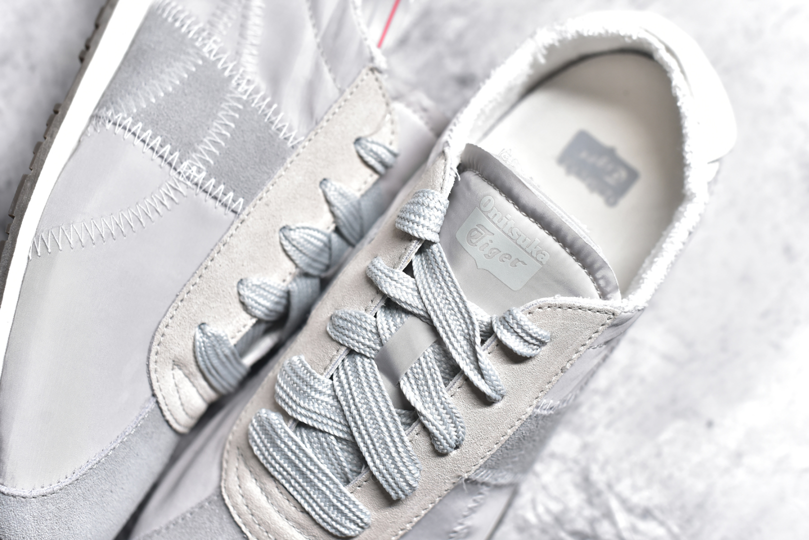 图片[9]-#Onitsuka Tiger CORSAIR™ A55鞋款 作为鬼冢虎品牌创立75周年限定之作 灵感源自1970 年代 慢跑热潮先驱的经典鞋履TIGER CORSAIRT™ 以现代视角崭新呈现 简约廓形与细密缝线条纹相得益彰 饰以鬼塚虎标志性的后跟提耳和十字补强 崭新演绎经典之美 轻盈鞋身搭配出色缓震的纤薄鞋底 精妙平衡舒适与时尚 尺码：36 37 37.5 38 39 39.5 40 40.5 41.5 42 42.5 43 44 44.5 45-选品中心