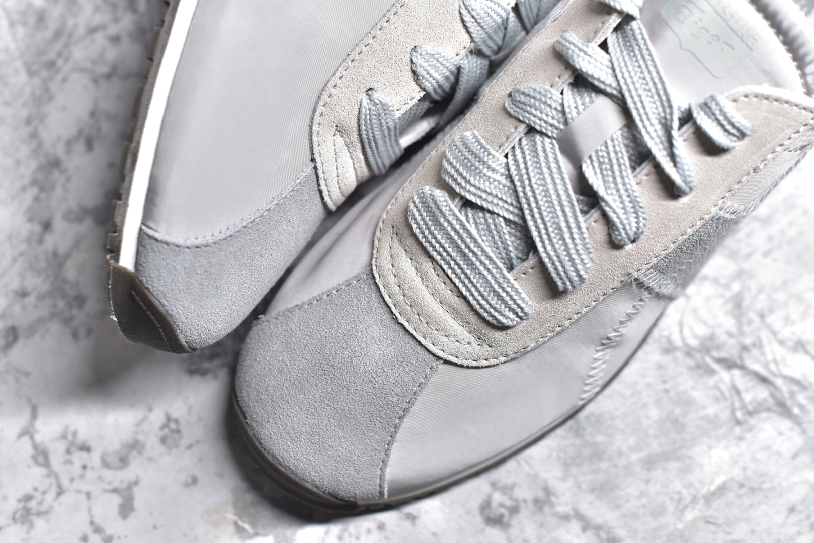 图片[8]-#Onitsuka Tiger CORSAIR™ A55鞋款 作为鬼冢虎品牌创立75周年限定之作 灵感源自1970 年代 慢跑热潮先驱的经典鞋履TIGER CORSAIRT™ 以现代视角崭新呈现 简约廓形与细密缝线条纹相得益彰 饰以鬼塚虎标志性的后跟提耳和十字补强 崭新演绎经典之美 轻盈鞋身搭配出色缓震的纤薄鞋底 精妙平衡舒适与时尚 尺码：36 37 37.5 38 39 39.5 40 40.5 41.5 42 42.5 43 44 44.5 45-选品中心