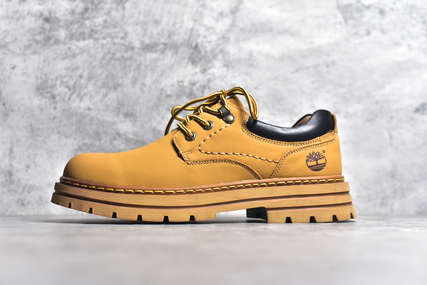 #Timberland 天伯伦/添柏岚经典款 23ss新款低帮 经典再造 全新升级 广东大厂品质 原盒原包装 面料采用意大利🇮🇹顶级磨砂牛皮 搭配防臭防腐真皮乳胶鞋垫 给您完美的穿着体验 质量考究耐穿 型男必备 专治不帅 高品质脚感一流 独家供应 尺码：39 40 41 42 43 44 偏大一码-选品中心