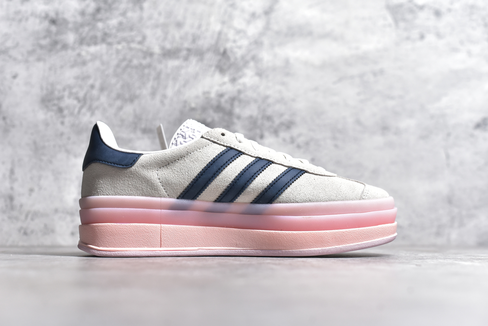 图片[3]-#AD Originals Gazelle Bold W 三叶草厚底休闲防滑耐磨低帮板鞋 鞋头出色设计 塑就出众贴合感稳固的后跟贴合足部曲线设计软弹舒适 不易磨脚橡胶鞋底配合防滑纹路设计 平稳抓地 货号：IE6508 尺码：35.5-40-选品中心