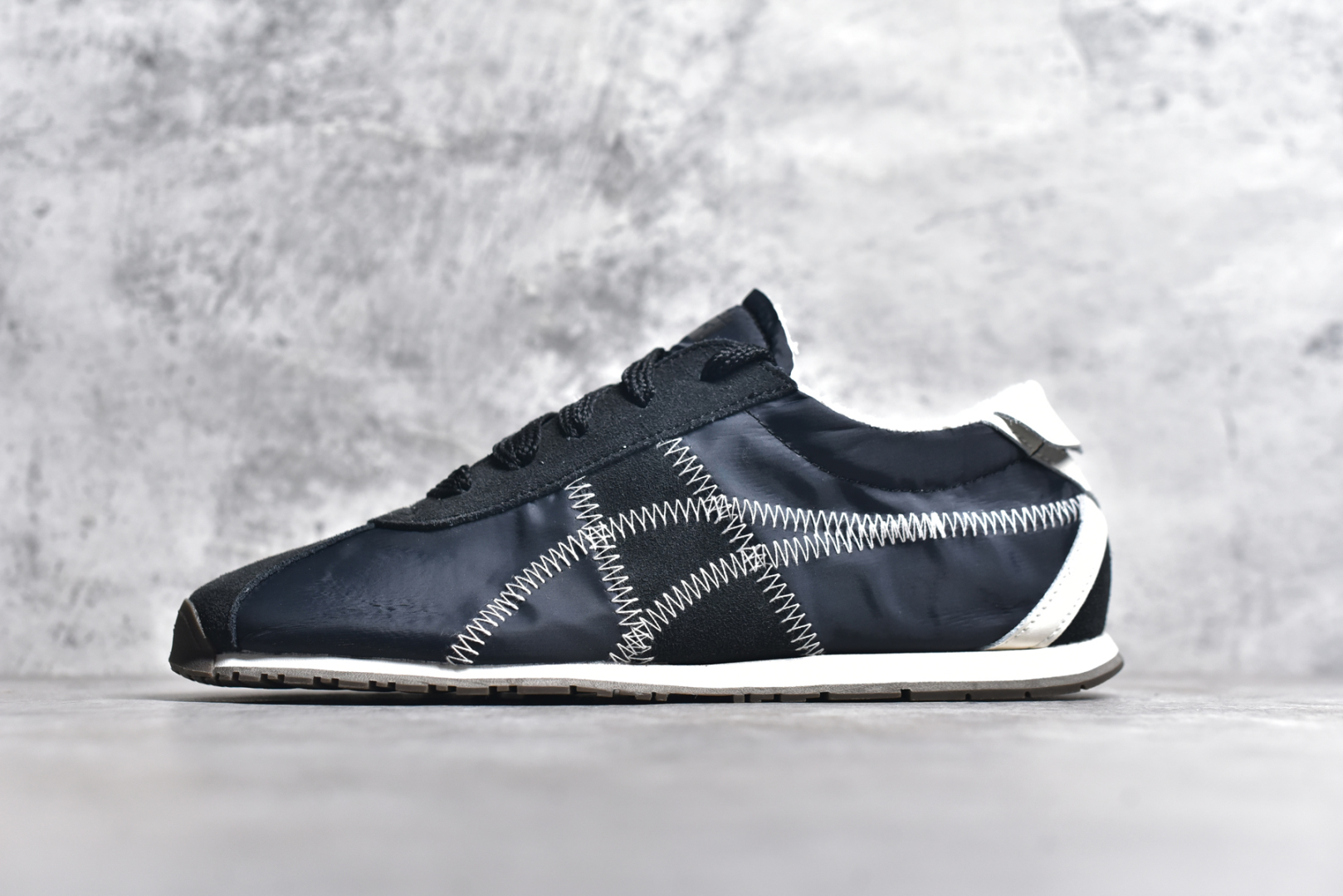 #Onitsuka Tiger CORSAIR™ A55鞋款 作为鬼冢虎品牌创立75周年限定之作 灵感源自1970 年代 慢跑热潮先驱的经典鞋履TIGER CORSAIRT™ 以现代视角崭新呈现 简约廓形与细密缝线条纹相得益彰 饰以鬼塚虎标志性的后跟提耳和十字补强 崭新演绎经典之美 轻盈鞋身搭配出色缓震的纤薄鞋底 精妙平衡舒适与时尚 尺码：36 37 37.5 38 39 39.5 40 40.5 41.5 42 42.5 43 44 44.5 45-选品中心
