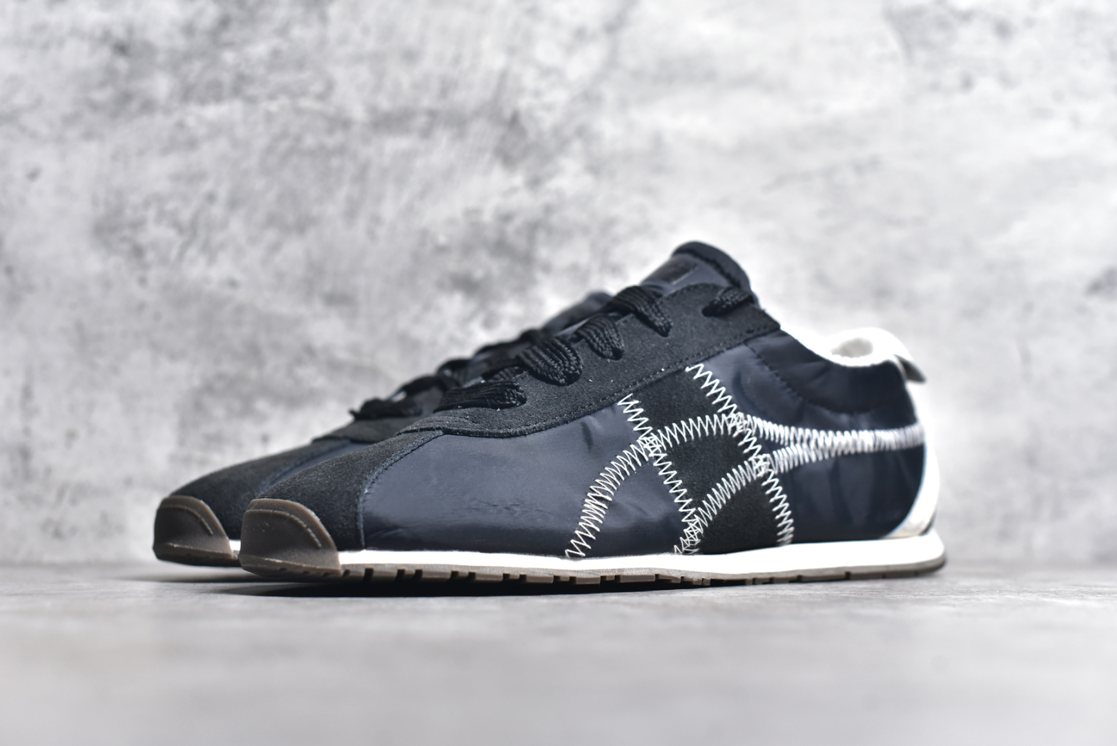 图片[2]-#Onitsuka Tiger CORSAIR™ A55鞋款 作为鬼冢虎品牌创立75周年限定之作 灵感源自1970 年代 慢跑热潮先驱的经典鞋履TIGER CORSAIRT™ 以现代视角崭新呈现 简约廓形与细密缝线条纹相得益彰 饰以鬼塚虎标志性的后跟提耳和十字补强 崭新演绎经典之美 轻盈鞋身搭配出色缓震的纤薄鞋底 精妙平衡舒适与时尚 尺码：36 37 37.5 38 39 39.5 40 40.5 41.5 42 42.5 43 44 44.5 45-选品中心