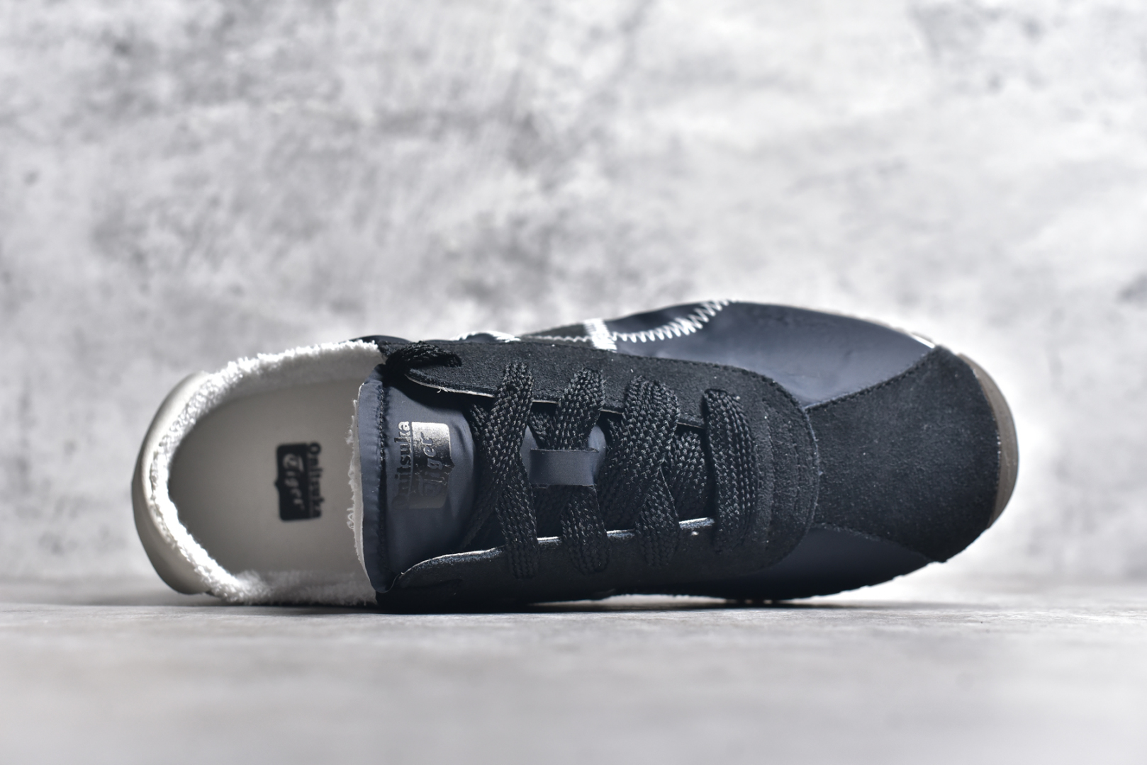 图片[4]-#Onitsuka Tiger CORSAIR™ A55鞋款 作为鬼冢虎品牌创立75周年限定之作 灵感源自1970 年代 慢跑热潮先驱的经典鞋履TIGER CORSAIRT™ 以现代视角崭新呈现 简约廓形与细密缝线条纹相得益彰 饰以鬼塚虎标志性的后跟提耳和十字补强 崭新演绎经典之美 轻盈鞋身搭配出色缓震的纤薄鞋底 精妙平衡舒适与时尚 尺码：36 37 37.5 38 39 39.5 40 40.5 41.5 42 42.5 43 44 44.5 45-选品中心