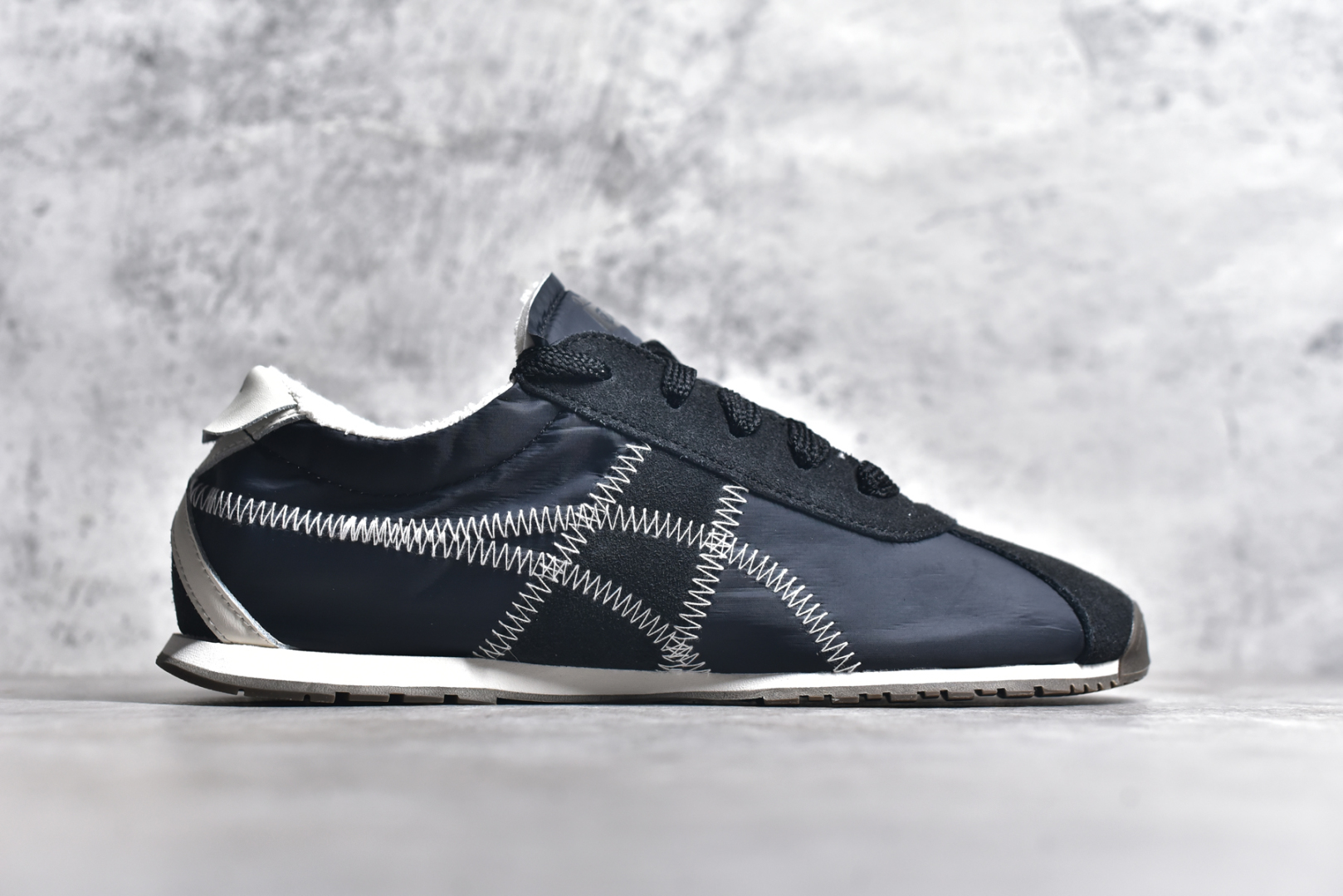 图片[3]-#Onitsuka Tiger CORSAIR™ A55鞋款 作为鬼冢虎品牌创立75周年限定之作 灵感源自1970 年代 慢跑热潮先驱的经典鞋履TIGER CORSAIRT™ 以现代视角崭新呈现 简约廓形与细密缝线条纹相得益彰 饰以鬼塚虎标志性的后跟提耳和十字补强 崭新演绎经典之美 轻盈鞋身搭配出色缓震的纤薄鞋底 精妙平衡舒适与时尚 尺码：36 37 37.5 38 39 39.5 40 40.5 41.5 42 42.5 43 44 44.5 45-选品中心