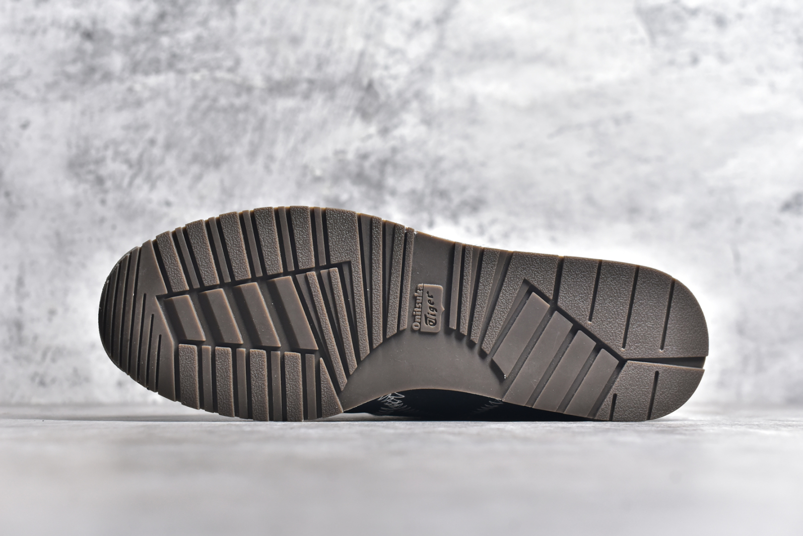 图片[6]-#Onitsuka Tiger CORSAIR™ A55鞋款 作为鬼冢虎品牌创立75周年限定之作 灵感源自1970 年代 慢跑热潮先驱的经典鞋履TIGER CORSAIRT™ 以现代视角崭新呈现 简约廓形与细密缝线条纹相得益彰 饰以鬼塚虎标志性的后跟提耳和十字补强 崭新演绎经典之美 轻盈鞋身搭配出色缓震的纤薄鞋底 精妙平衡舒适与时尚 尺码：36 37 37.5 38 39 39.5 40 40.5 41.5 42 42.5 43 44 44.5 45-选品中心