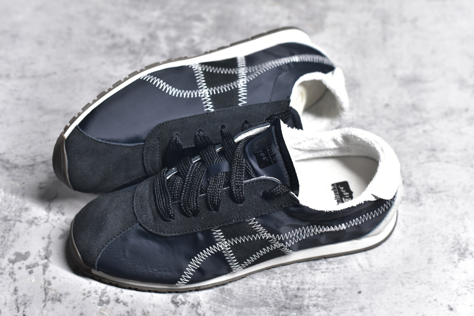 图片[7]-#Onitsuka Tiger CORSAIR™ A55鞋款 作为鬼冢虎品牌创立75周年限定之作 灵感源自1970 年代 慢跑热潮先驱的经典鞋履TIGER CORSAIRT™ 以现代视角崭新呈现 简约廓形与细密缝线条纹相得益彰 饰以鬼塚虎标志性的后跟提耳和十字补强 崭新演绎经典之美 轻盈鞋身搭配出色缓震的纤薄鞋底 精妙平衡舒适与时尚 尺码：36 37 37.5 38 39 39.5 40 40.5 41.5 42 42.5 43 44 44.5 45-选品中心