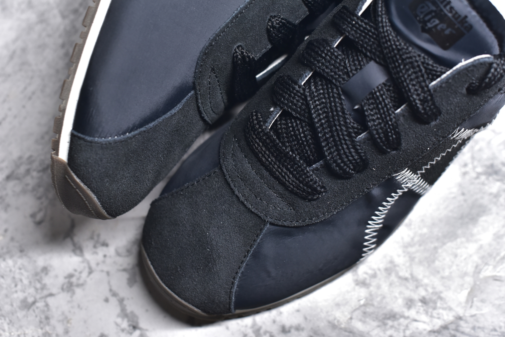 图片[8]-#Onitsuka Tiger CORSAIR™ A55鞋款 作为鬼冢虎品牌创立75周年限定之作 灵感源自1970 年代 慢跑热潮先驱的经典鞋履TIGER CORSAIRT™ 以现代视角崭新呈现 简约廓形与细密缝线条纹相得益彰 饰以鬼塚虎标志性的后跟提耳和十字补强 崭新演绎经典之美 轻盈鞋身搭配出色缓震的纤薄鞋底 精妙平衡舒适与时尚 尺码：36 37 37.5 38 39 39.5 40 40.5 41.5 42 42.5 43 44 44.5 45-选品中心